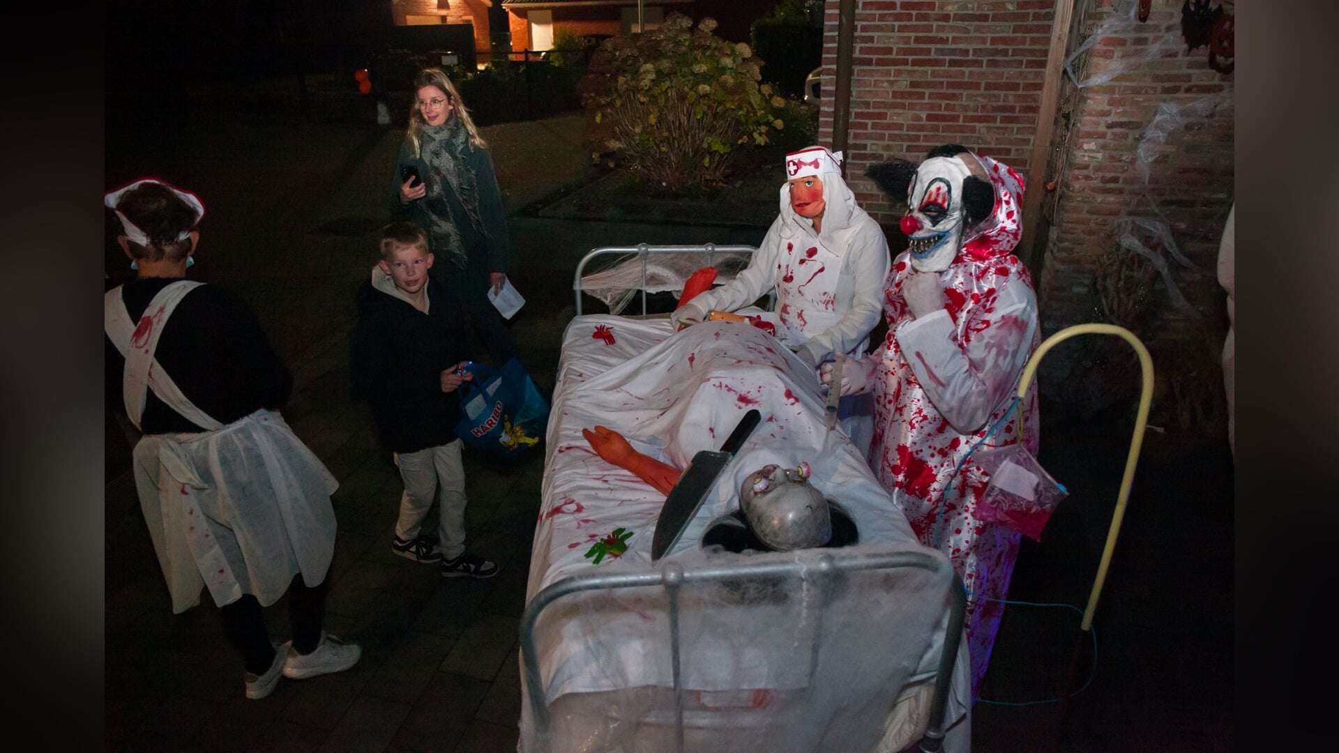 Griezelen in Ossendrecht tijdens Halloweentocht van buurtschap Molenakkers