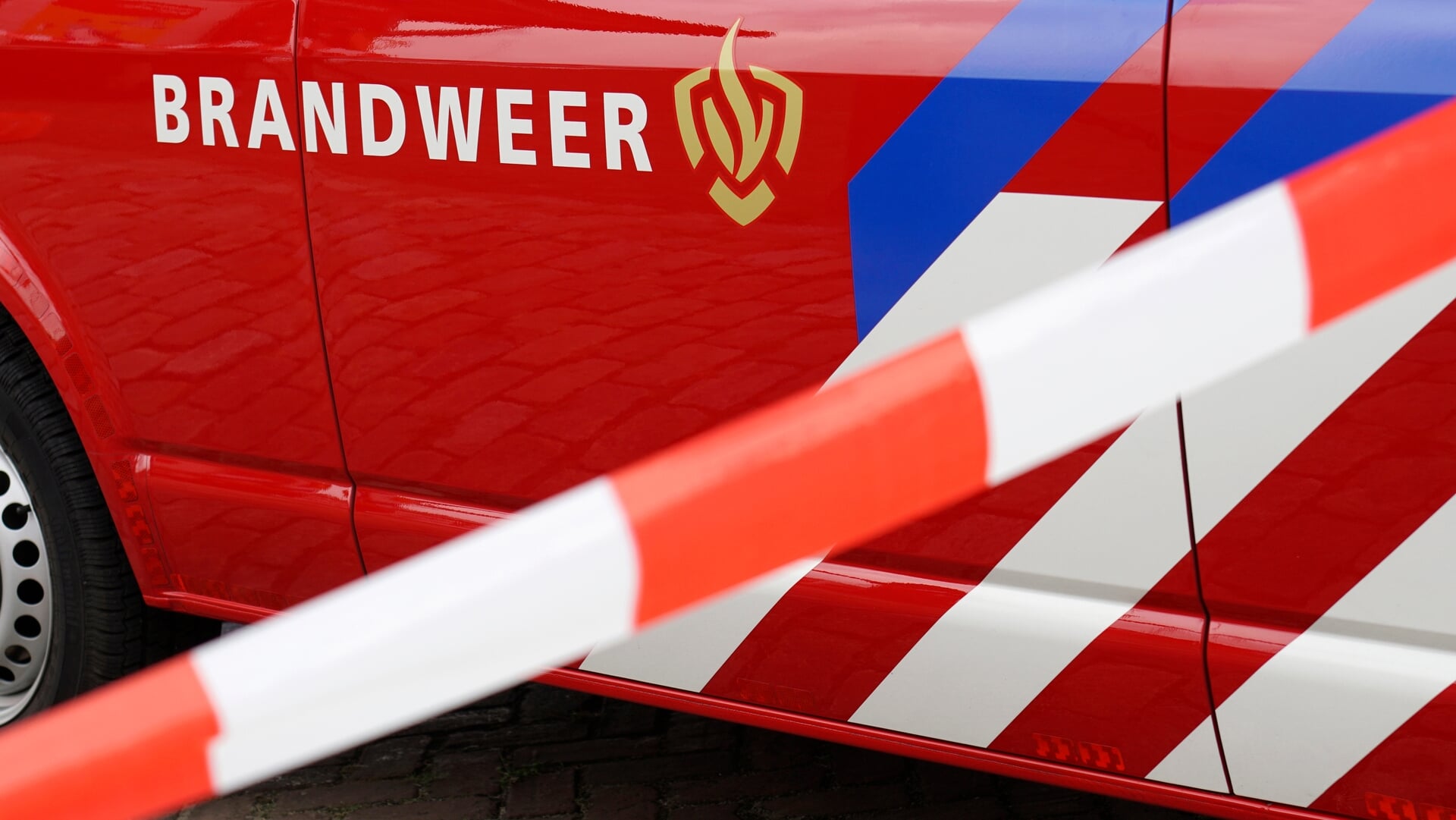 Brand onder motorkap van auto snel geblust