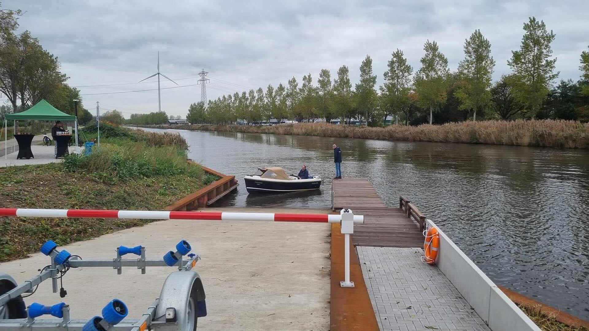 Nieuwe trailerhelling aan Westelijke Havendijk officieel geopend