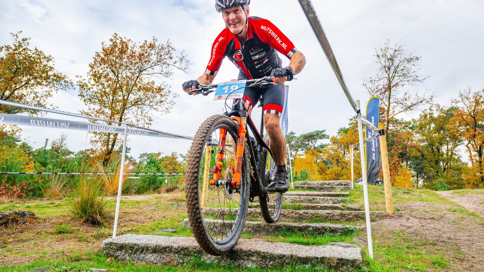 Regen of niet, mountainbikers ploeteren door de Ossendrechtse bossen