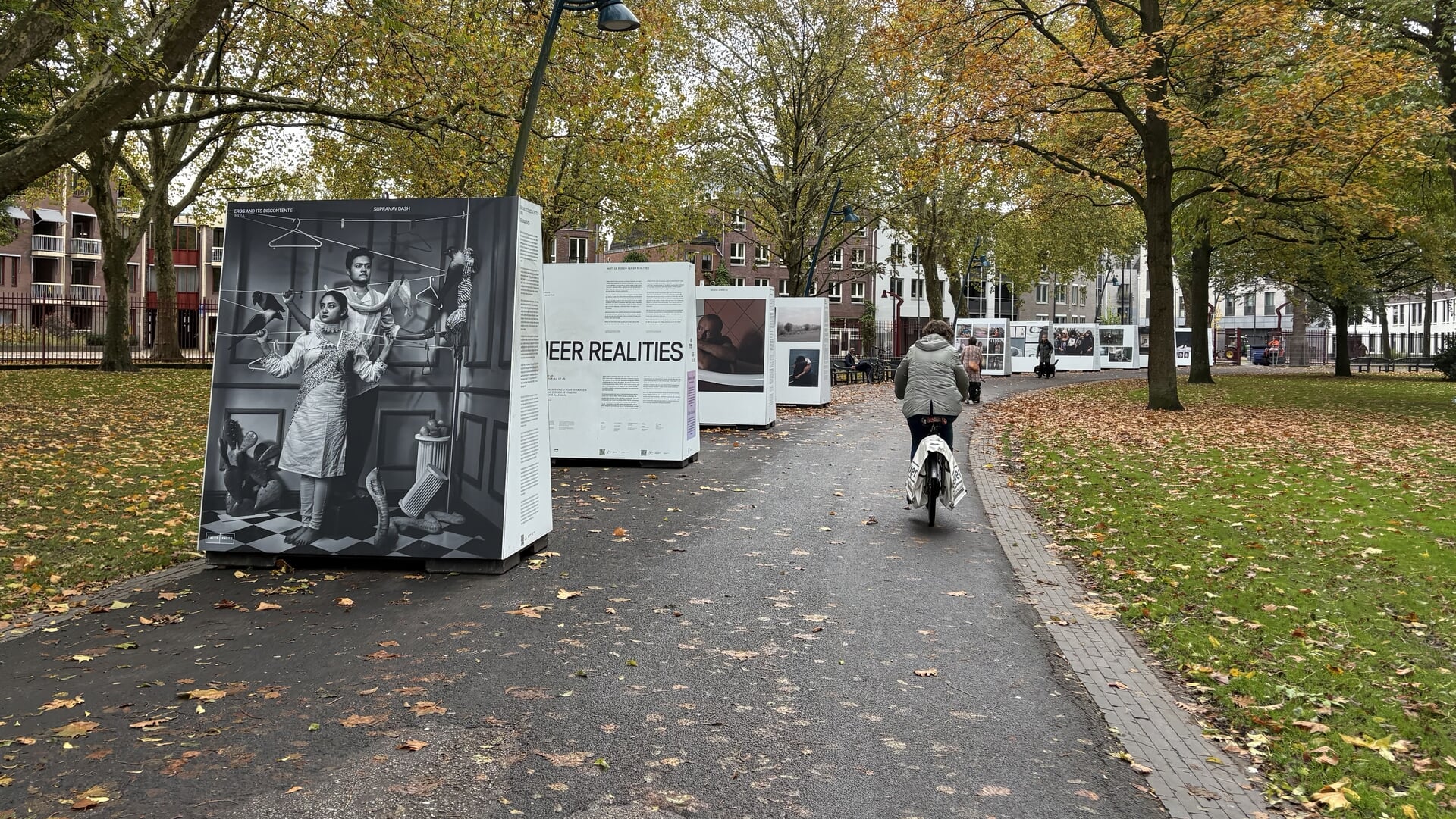 Dit is Levenslijnen: De expositie die dit weekend werd beklad door vandalen