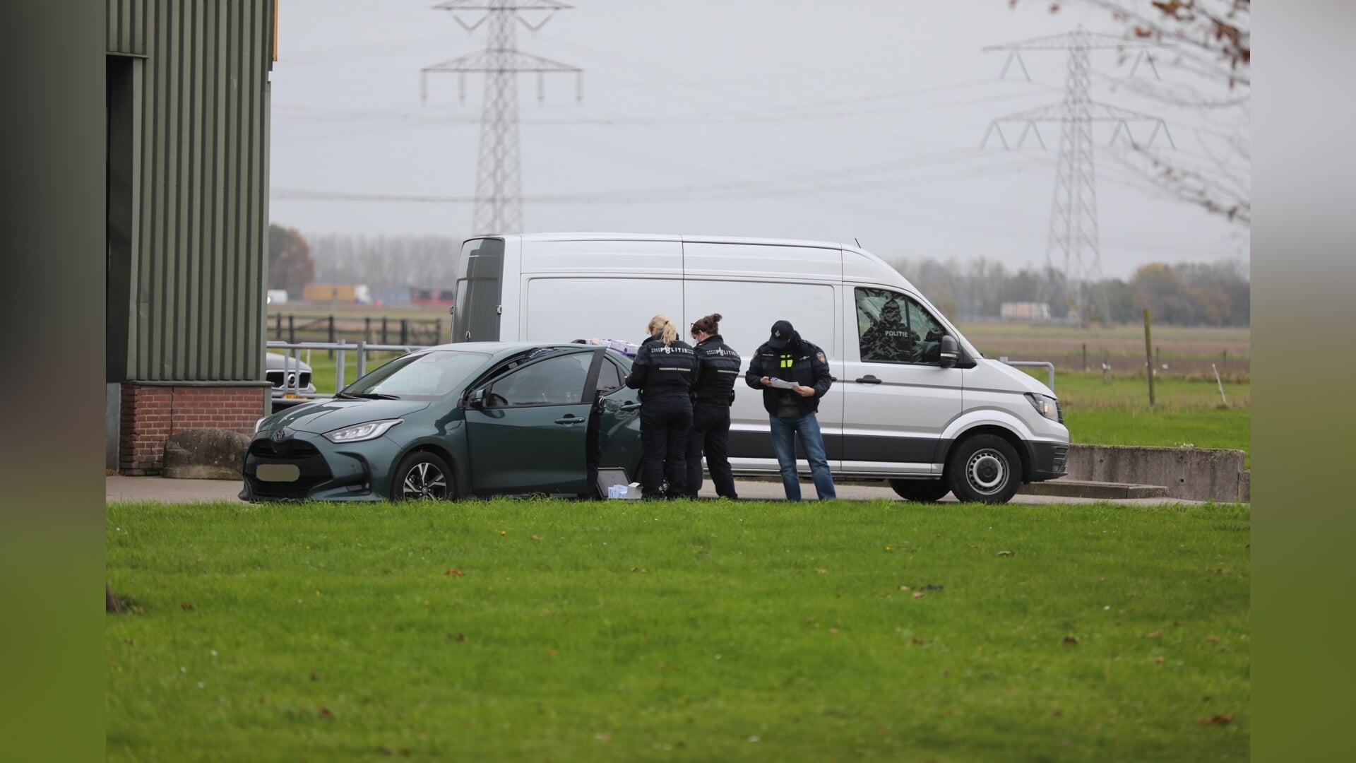 Politie doet inval bij bedrijfspand in Standdaarbuiten