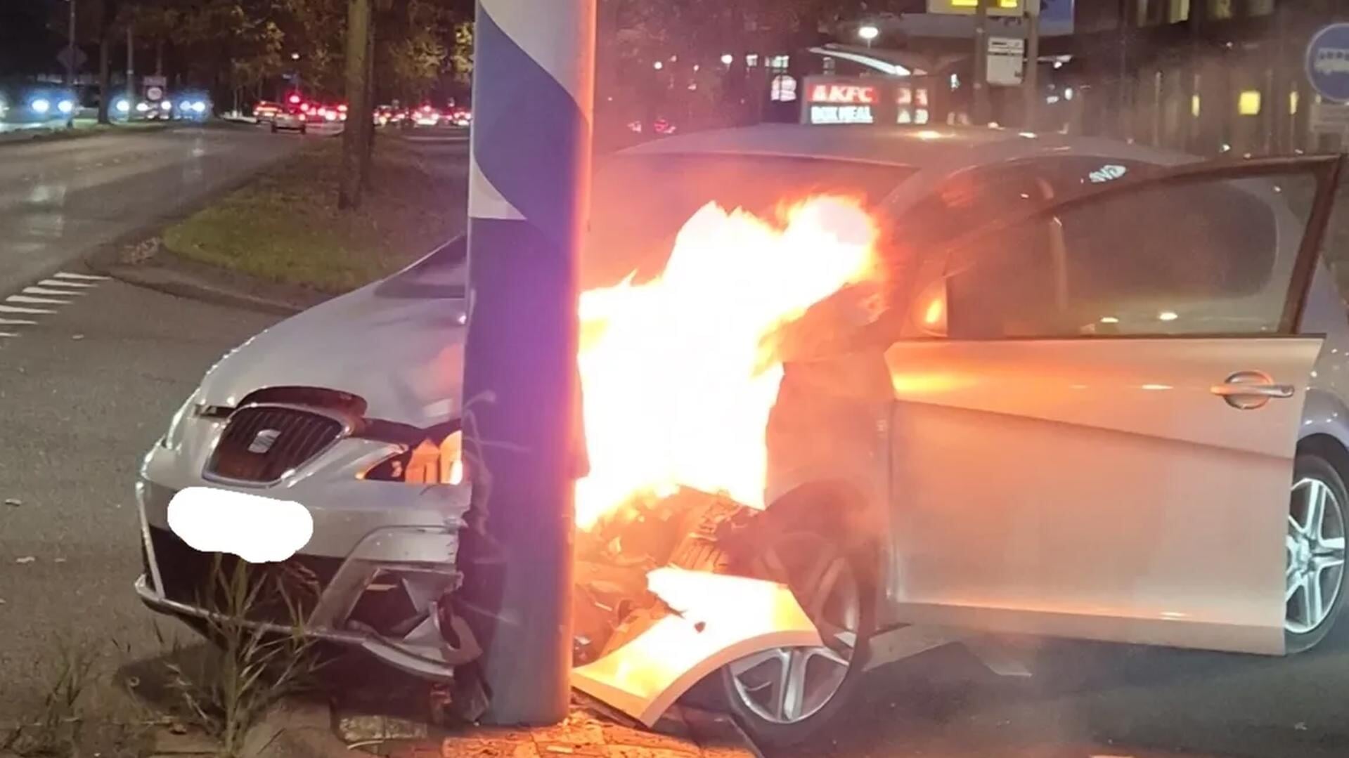 Auto botst tegen paal en vliegt in brand