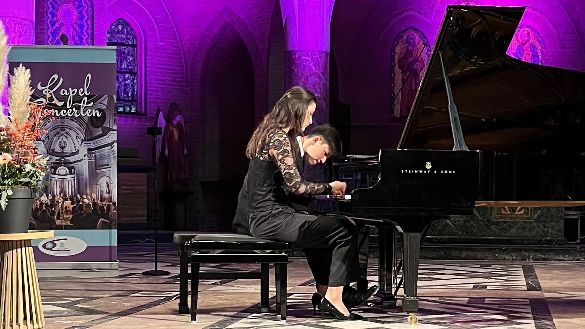 Luxemburgs duo betovert volle kapel Bovendonk met vierhandig pianospel