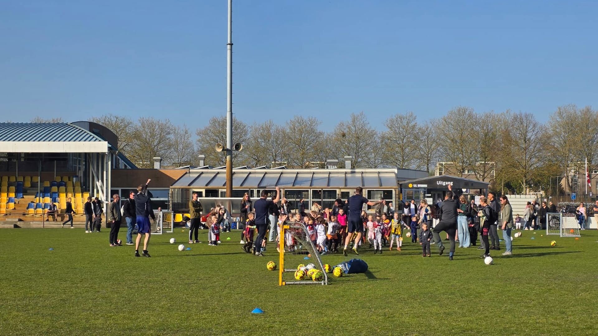 Speels leren voetballen bij v.v. Internos