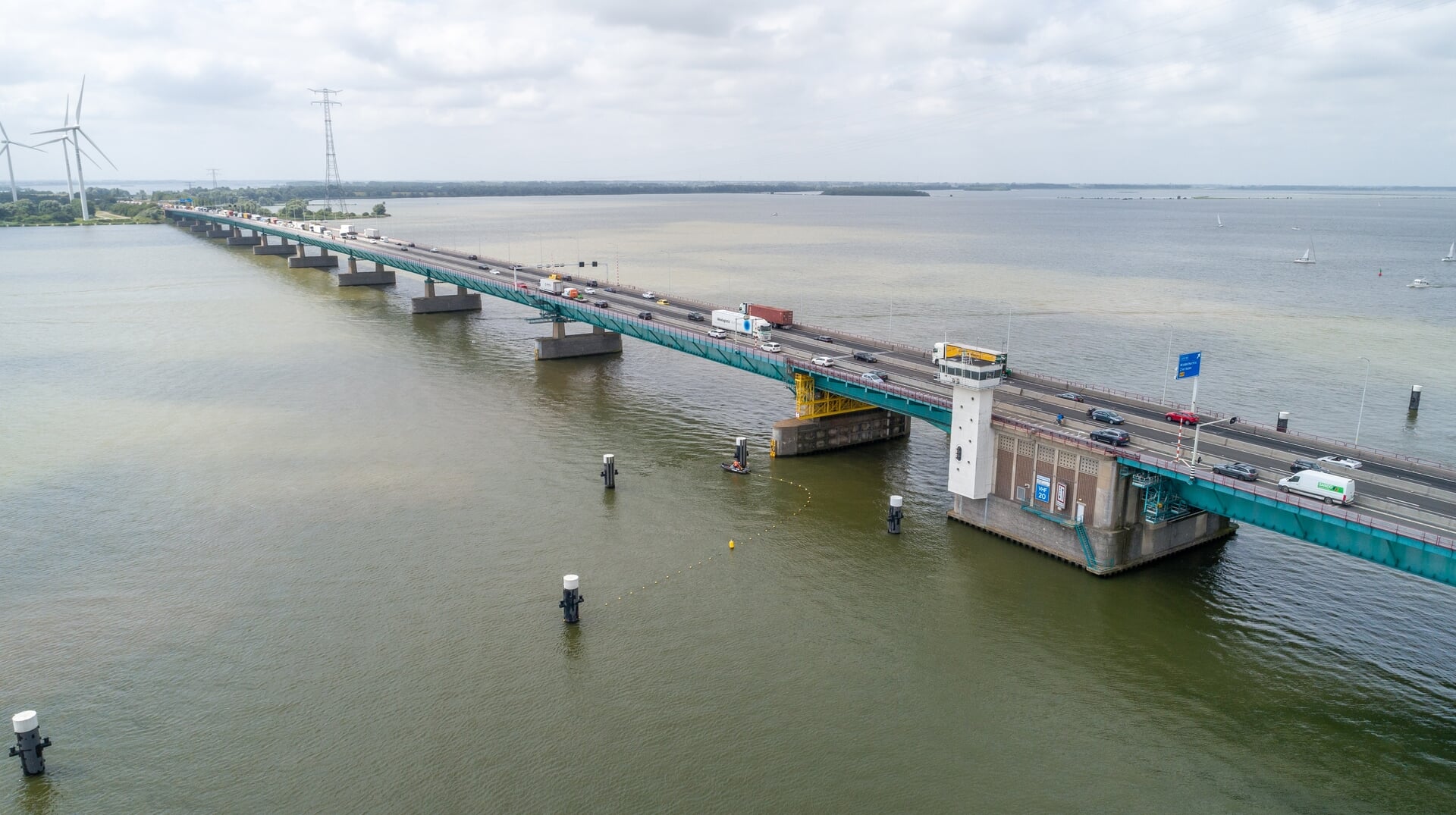 Haringvlietbrug opnieuw dicht: Spoed asfalt reparatie