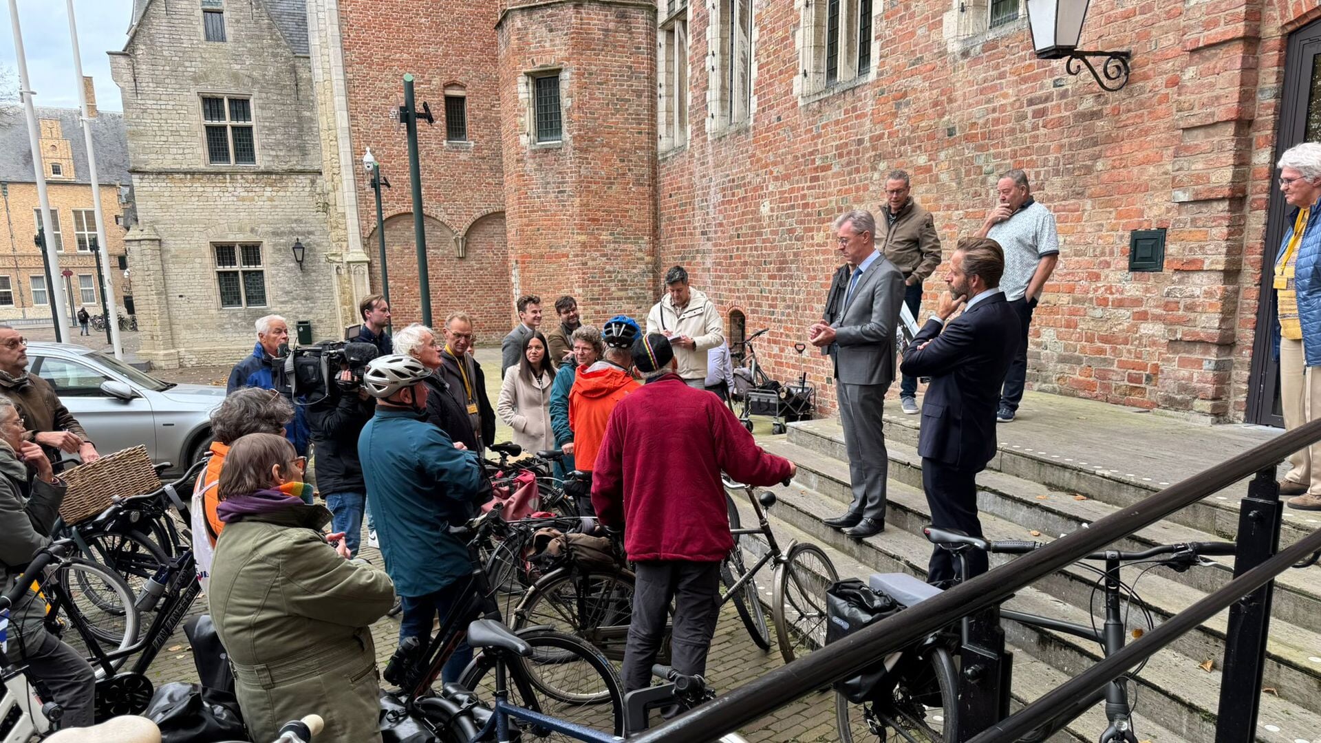 Fietsersbond overhandigt petitie voor gratis fietsoversteek Westerschelde