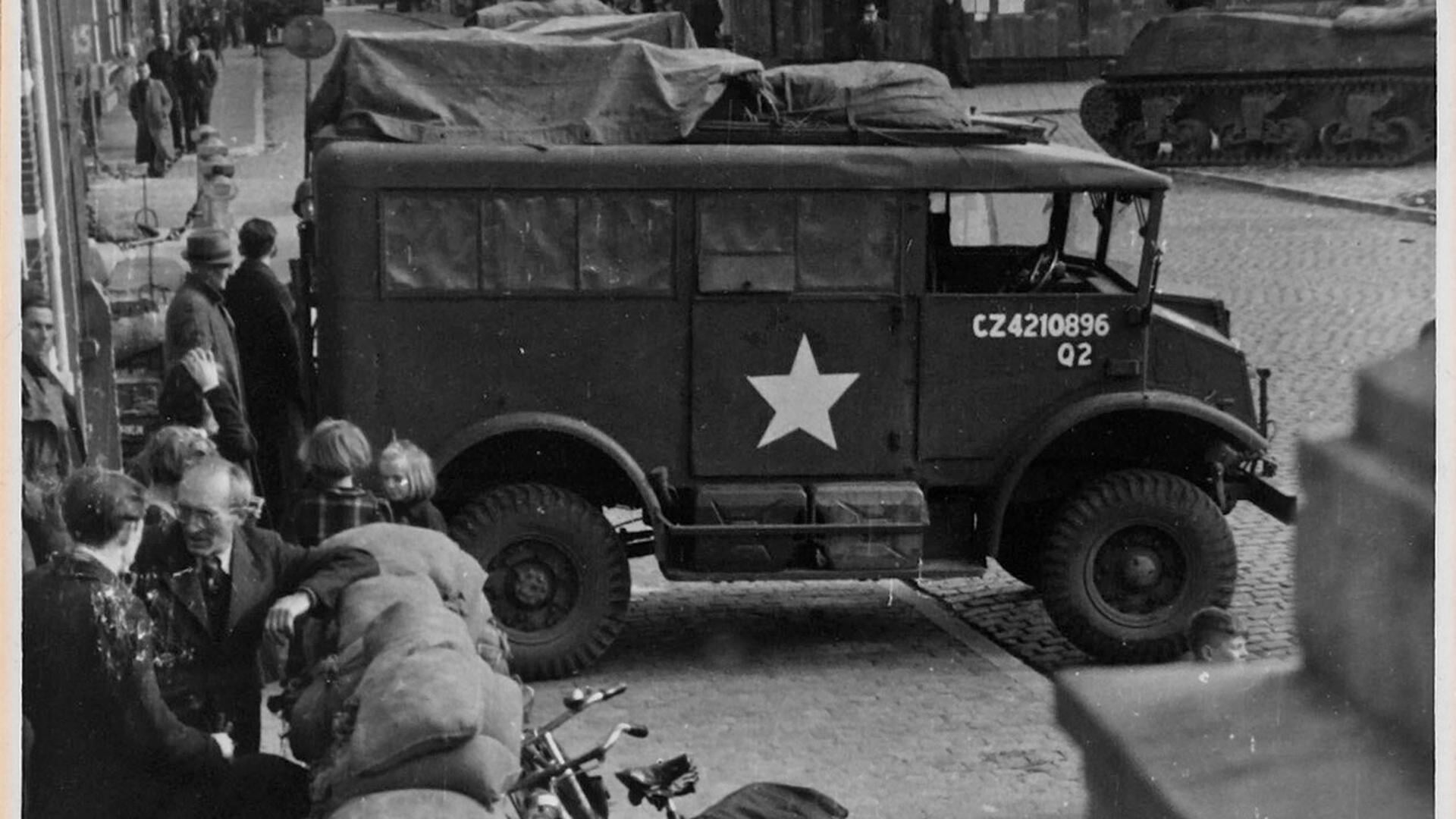 Langs graven, verhalen en verzet: herdenkingswandelingen door bevrijd Bergen op Zoom