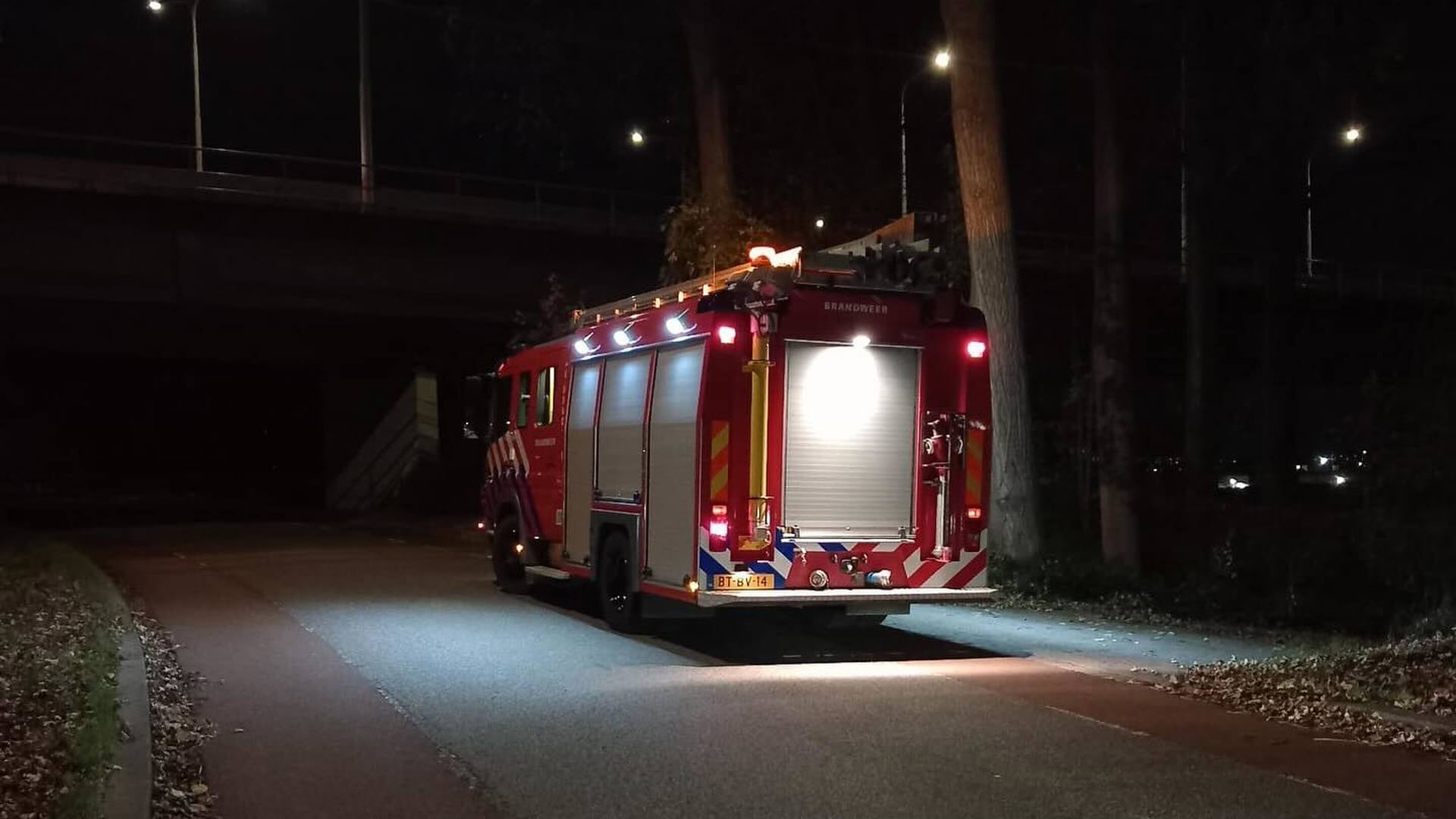 Gaslek bij uitgebrand autobedrijf in Tholen, brandweer vindt oorzaak na speurwerk