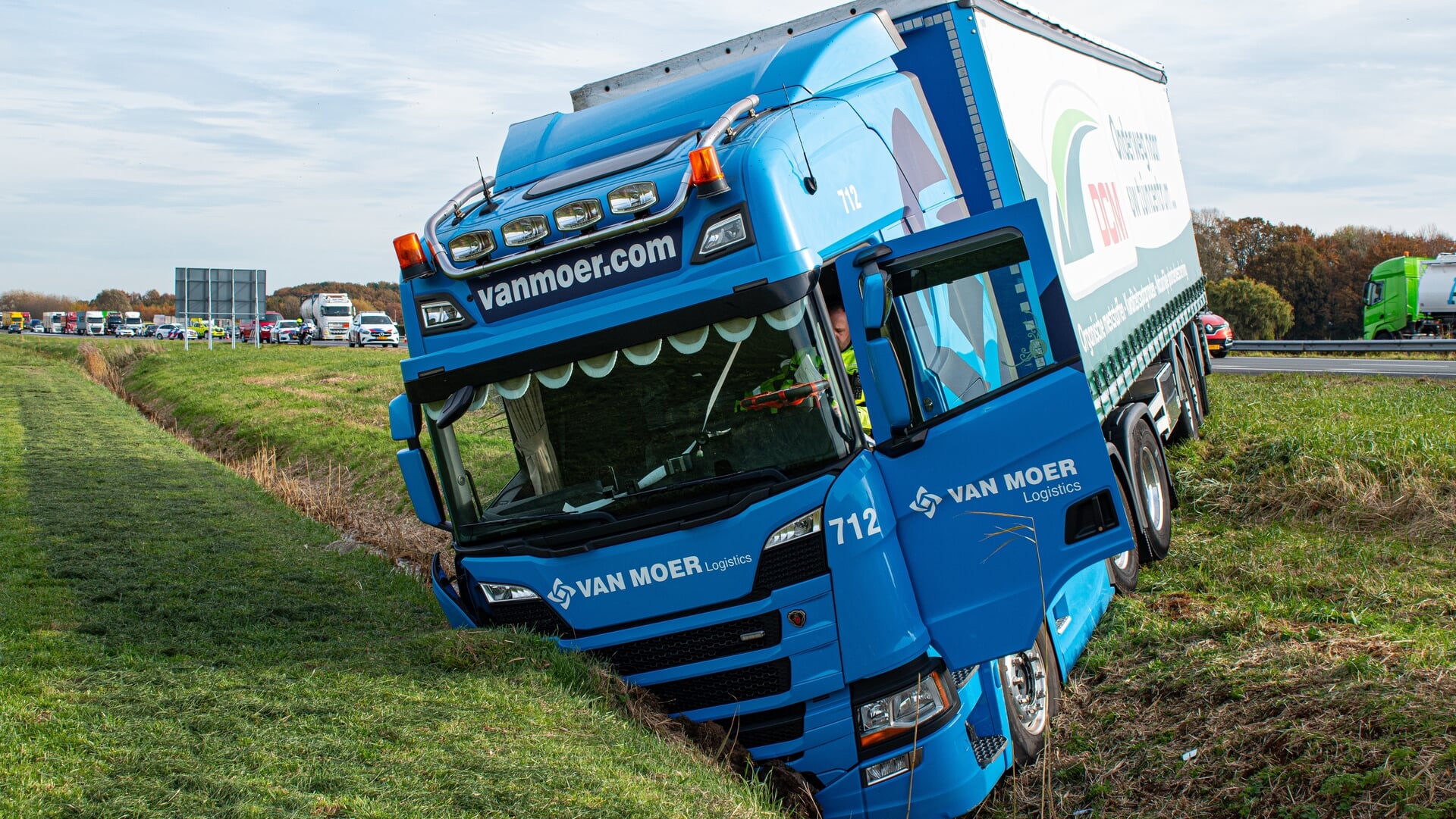Vrachtwagenongeval op A4 bij Woensdrecht veroorzaakt lange file tot voorbij Bergen op Zoom