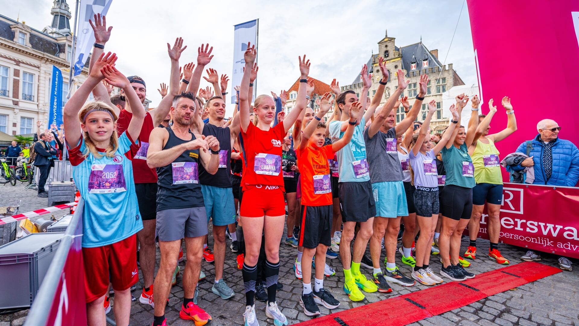 Van familieloop tot heldenmedaille: Vestingloop weer uitverkocht met 2.800 deelnemers
