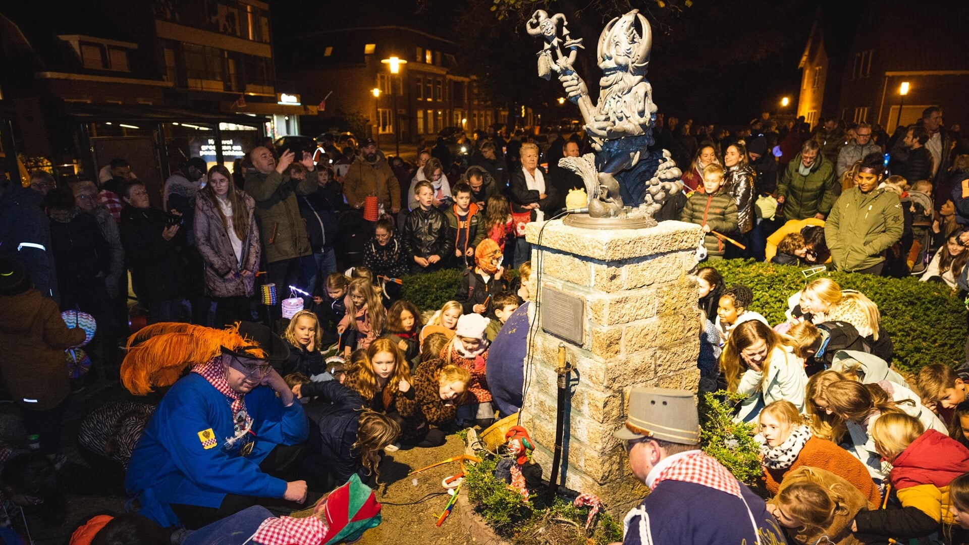 Lampionnenoptocht en 11-11 viering in Halsteren: ‘Me zitte gebakke!’