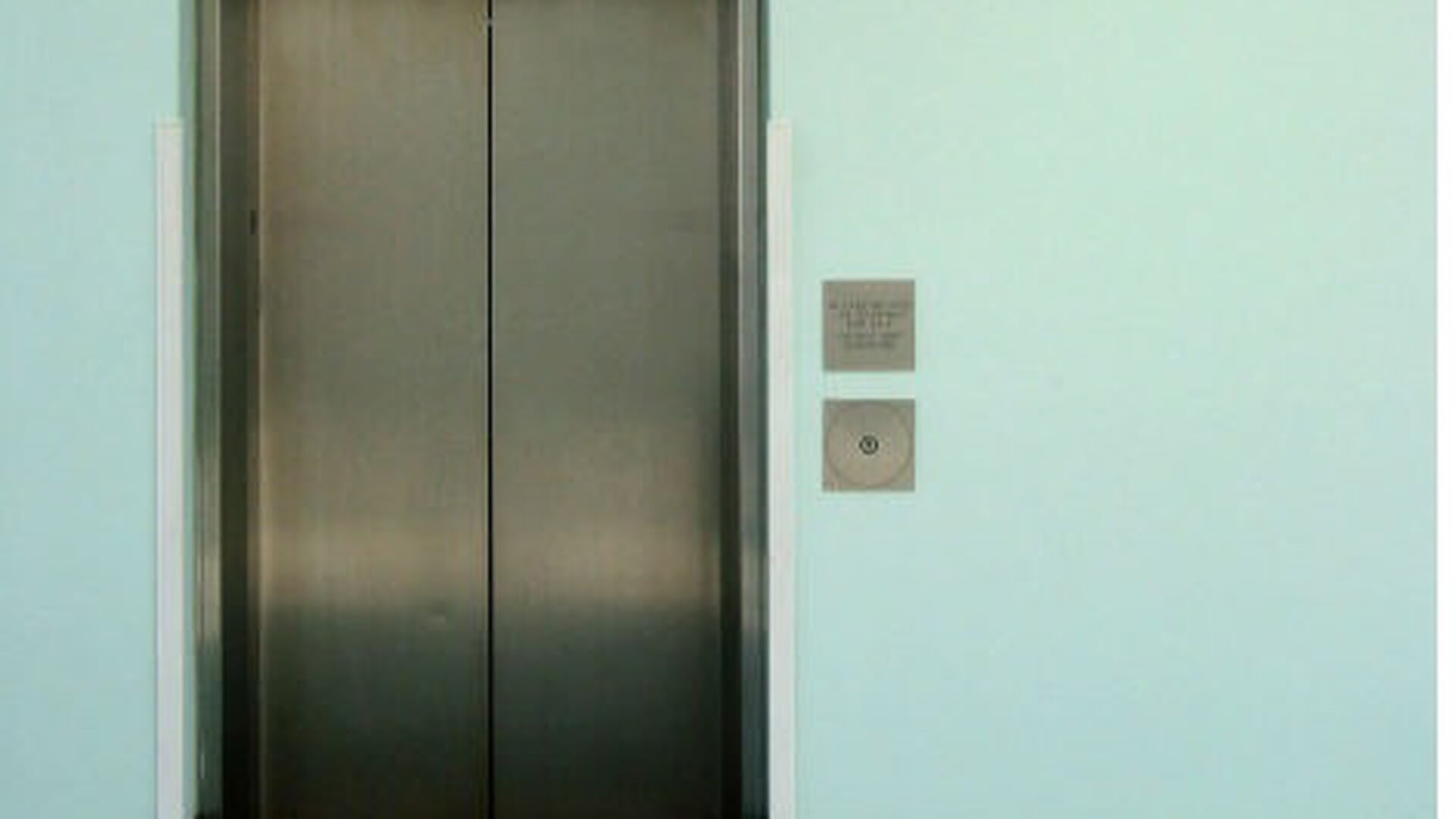 Brandweer Hoeven bevrijden man en vrouw uit vastgelopen lift