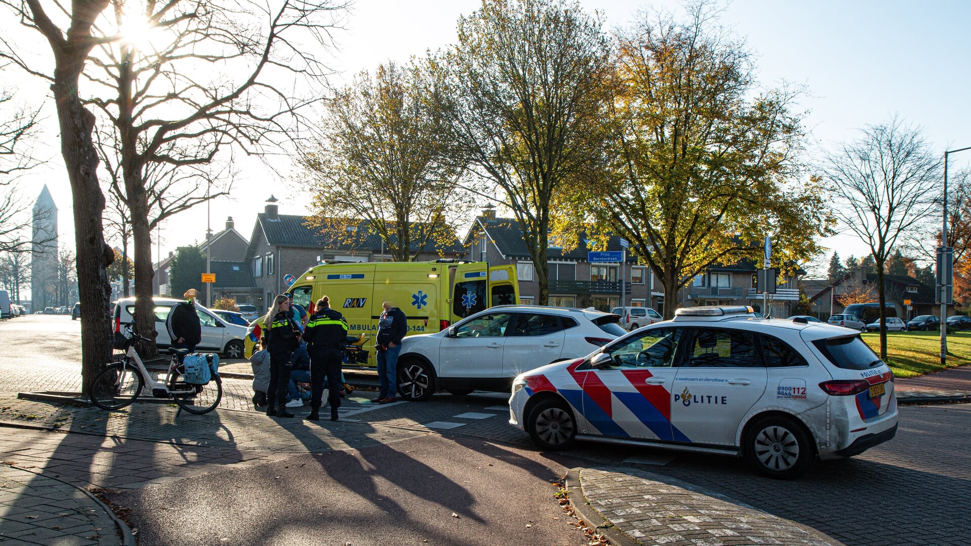 Fietser raakt gewond bij aanrijding op Prins Bernhardlaan