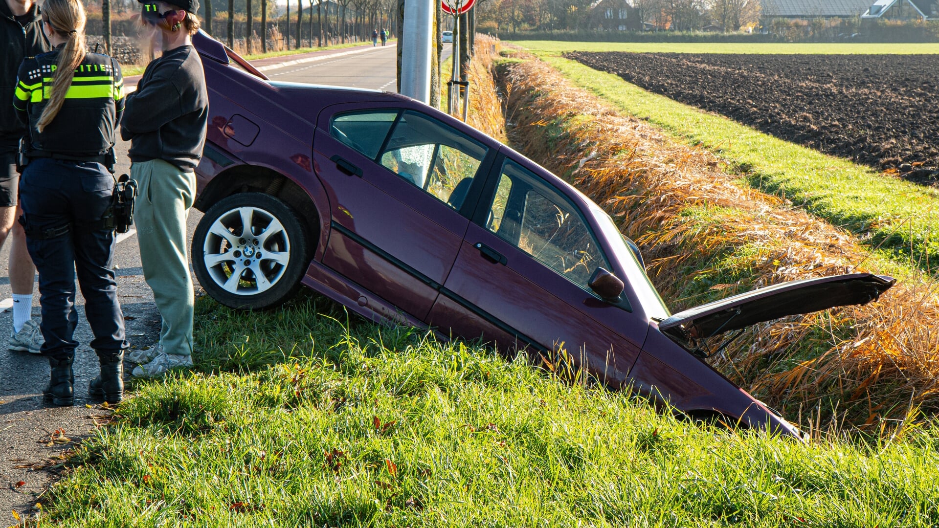 Personenauto belandt in sloot bij Halsteren: Bestuurder komt met de schrik vrij
