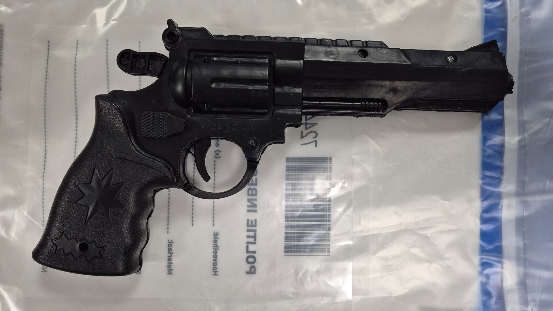 Jongen fietst met nep-vuurwapen door Etten-Leur: ‘Levensgevaarlijk’