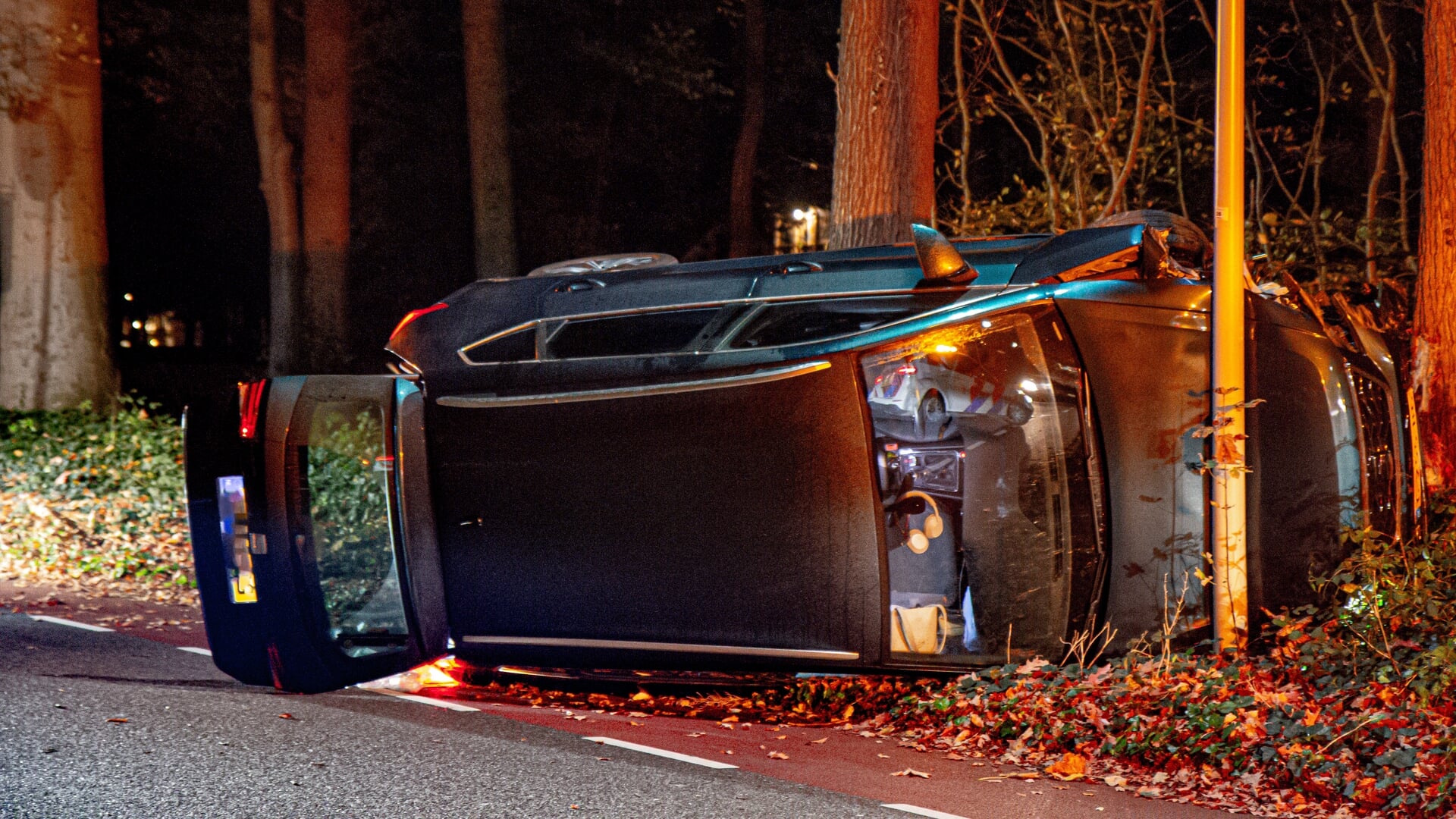 Auto slaat over de kop na botsing met boom in Halsteren, bestuurster naar ziekenhuis
