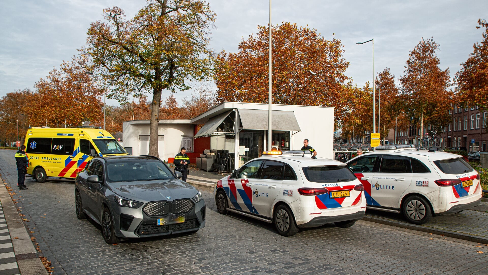 Voetganger geschept door auto op busbaan aan Arnoldus Asselbergsstraat en naar ziekenhuis gebracht