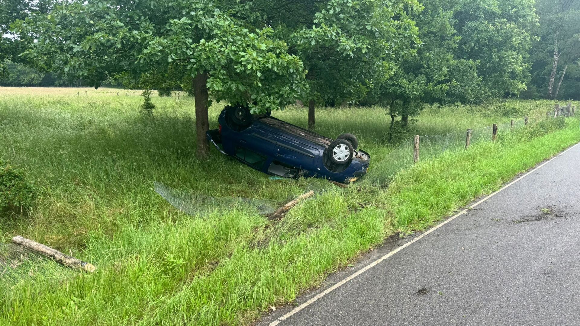Auto vliegt uit de bocht op Eperweg in Nunspeet