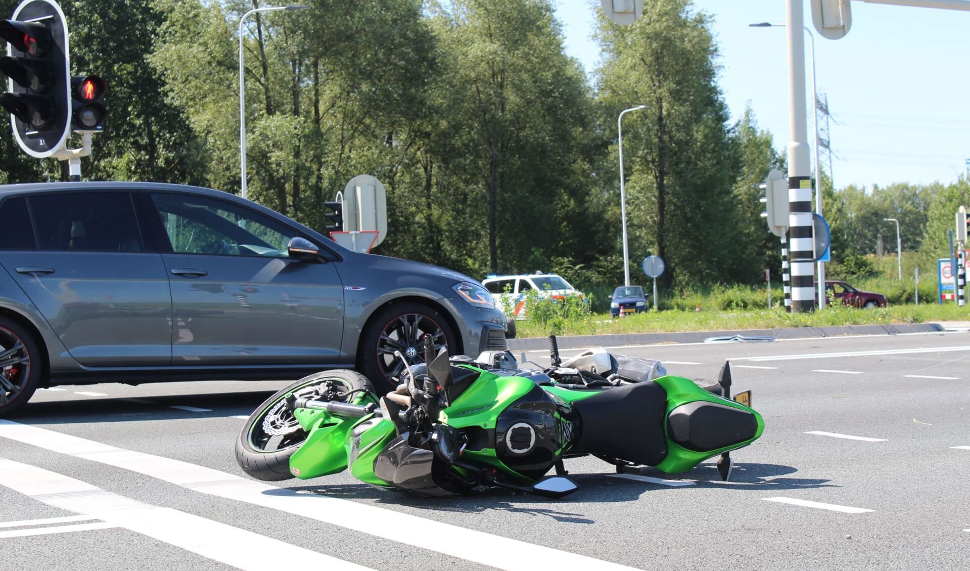 Flinke botsing tussen auto en motorrijder op kruising N214/Oude SW36 ...