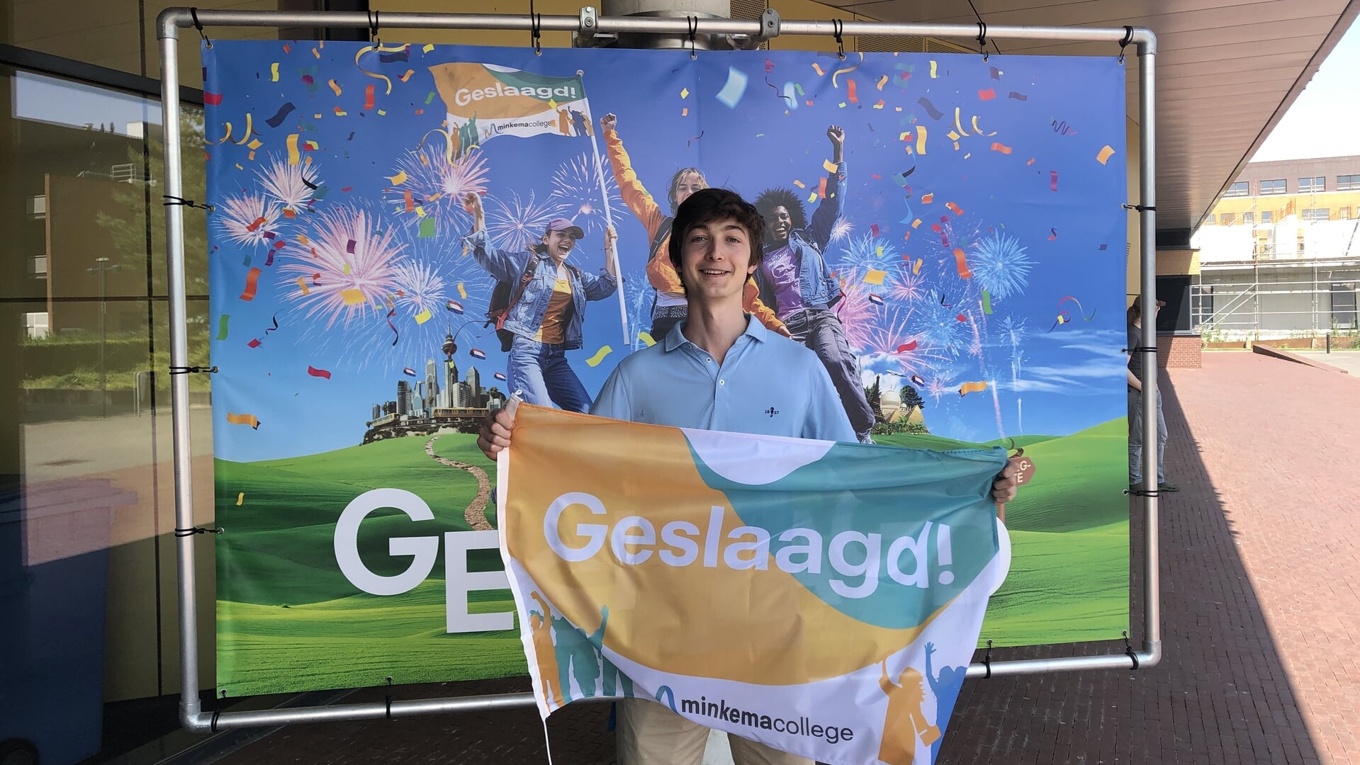 Leerlingen Minkema College hangen de vlag uit!