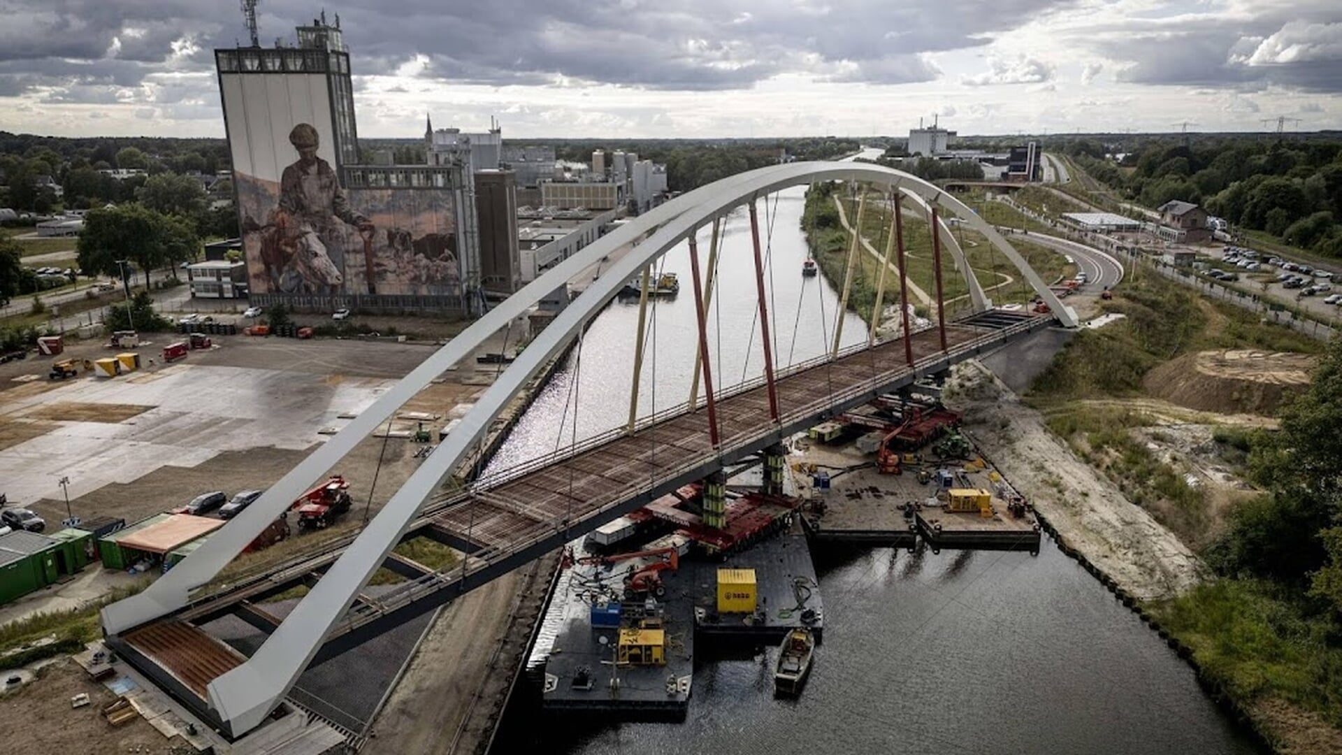 Plaatsing 140 meter lange brug bij Lochem voltooid