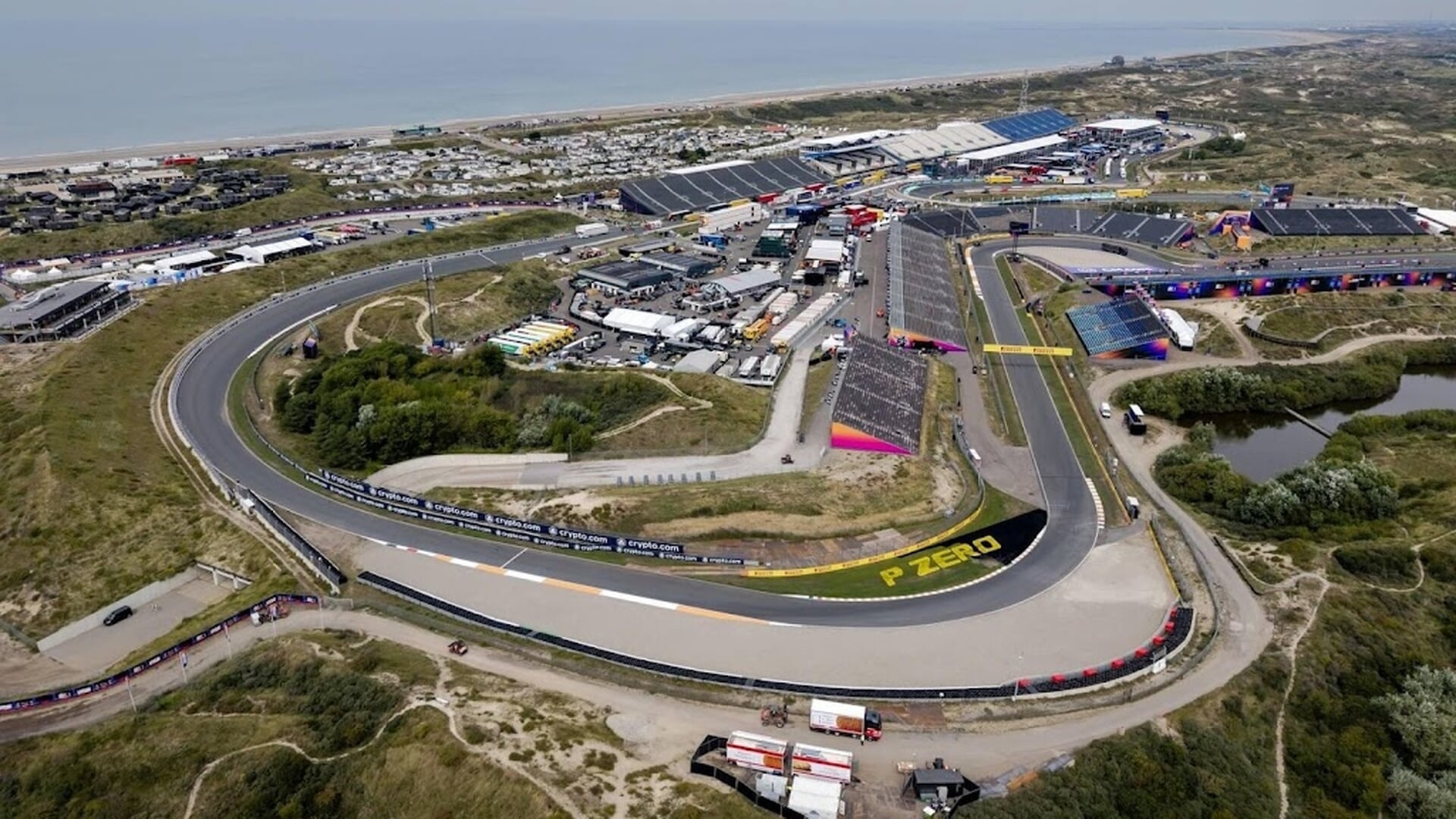 Zandvoort versierd voor de Dutch Grand Prix