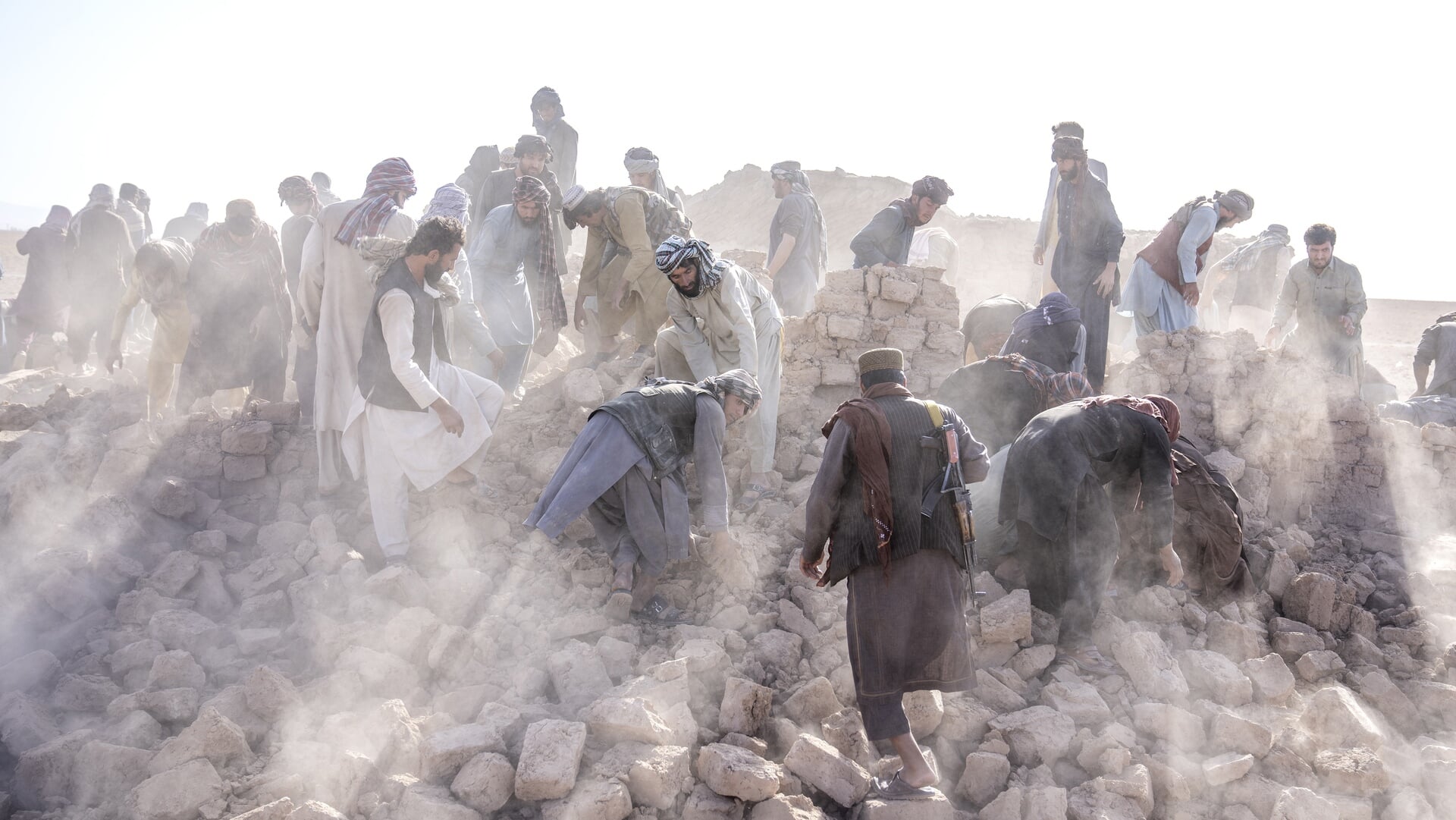Waarom zijn er zo vaak bevingen in Afghanistan? ‘Het is een soort glasbak, er rammelt van alles’