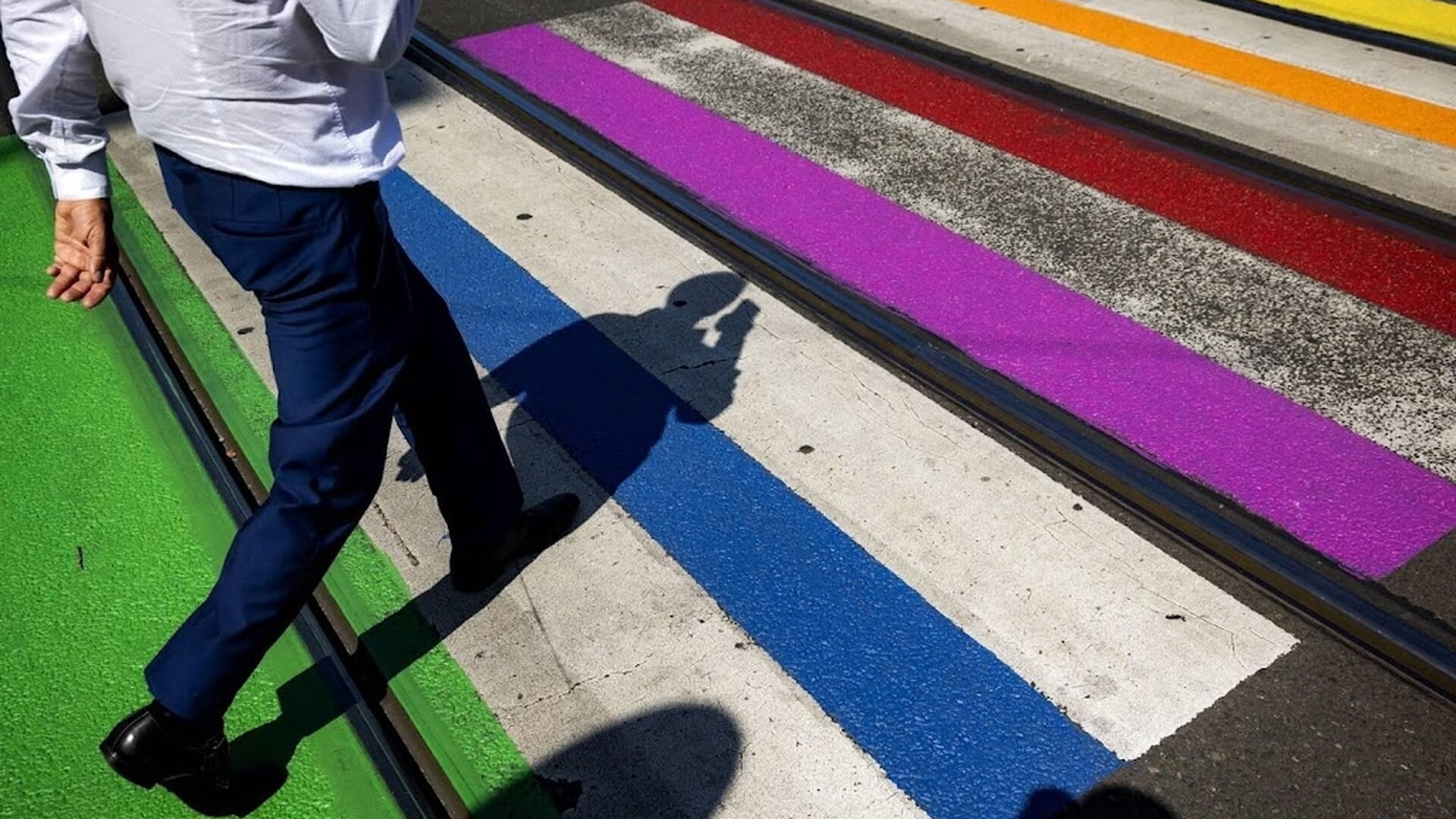 Minister Moes zegt sorry voor tweet over regenboogzebrapad