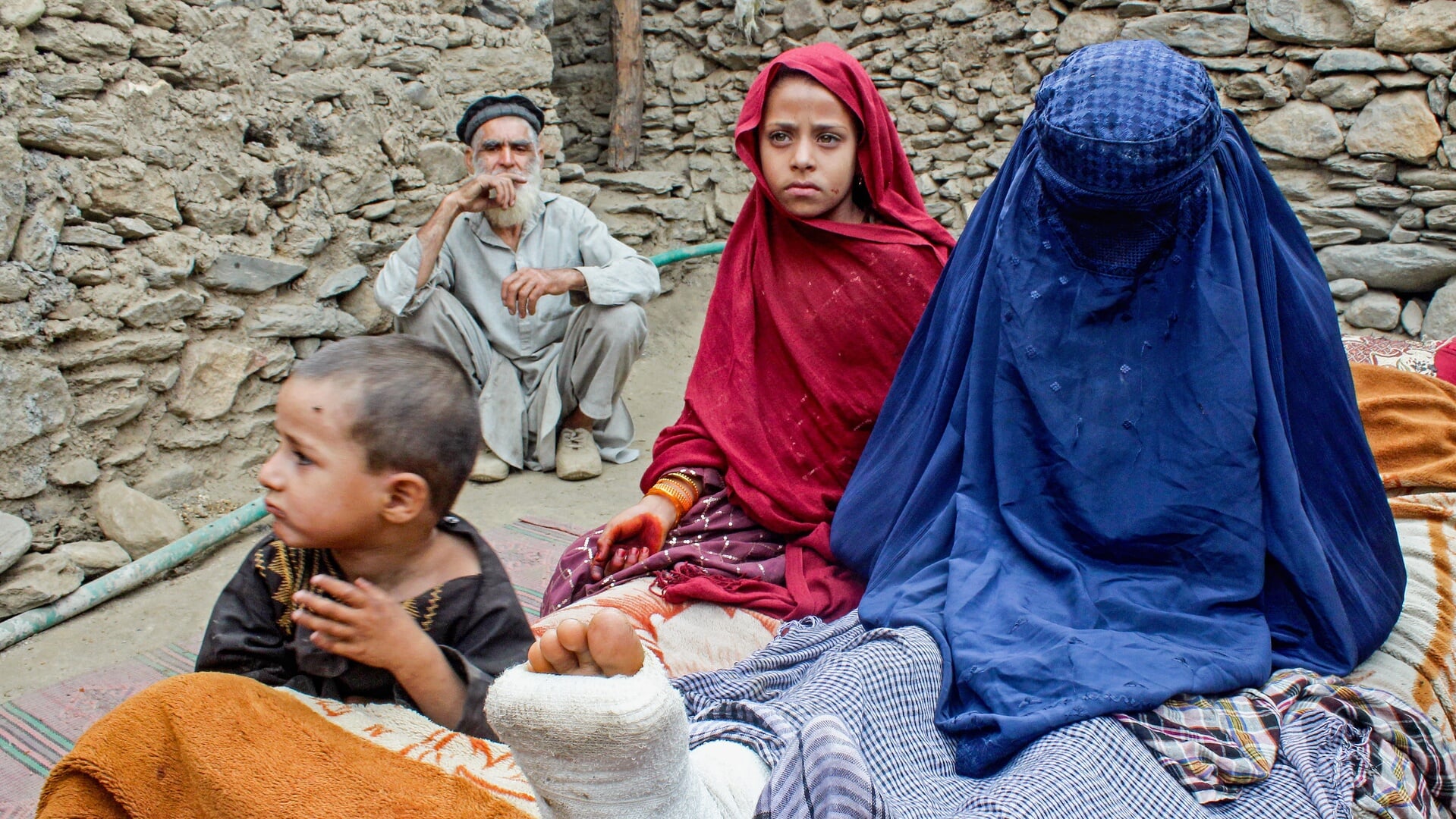 Taliban-regels blokkeren hulp aan vrouwen na aardbeving Afghanistan: ‘Niemand sprak ons aan’