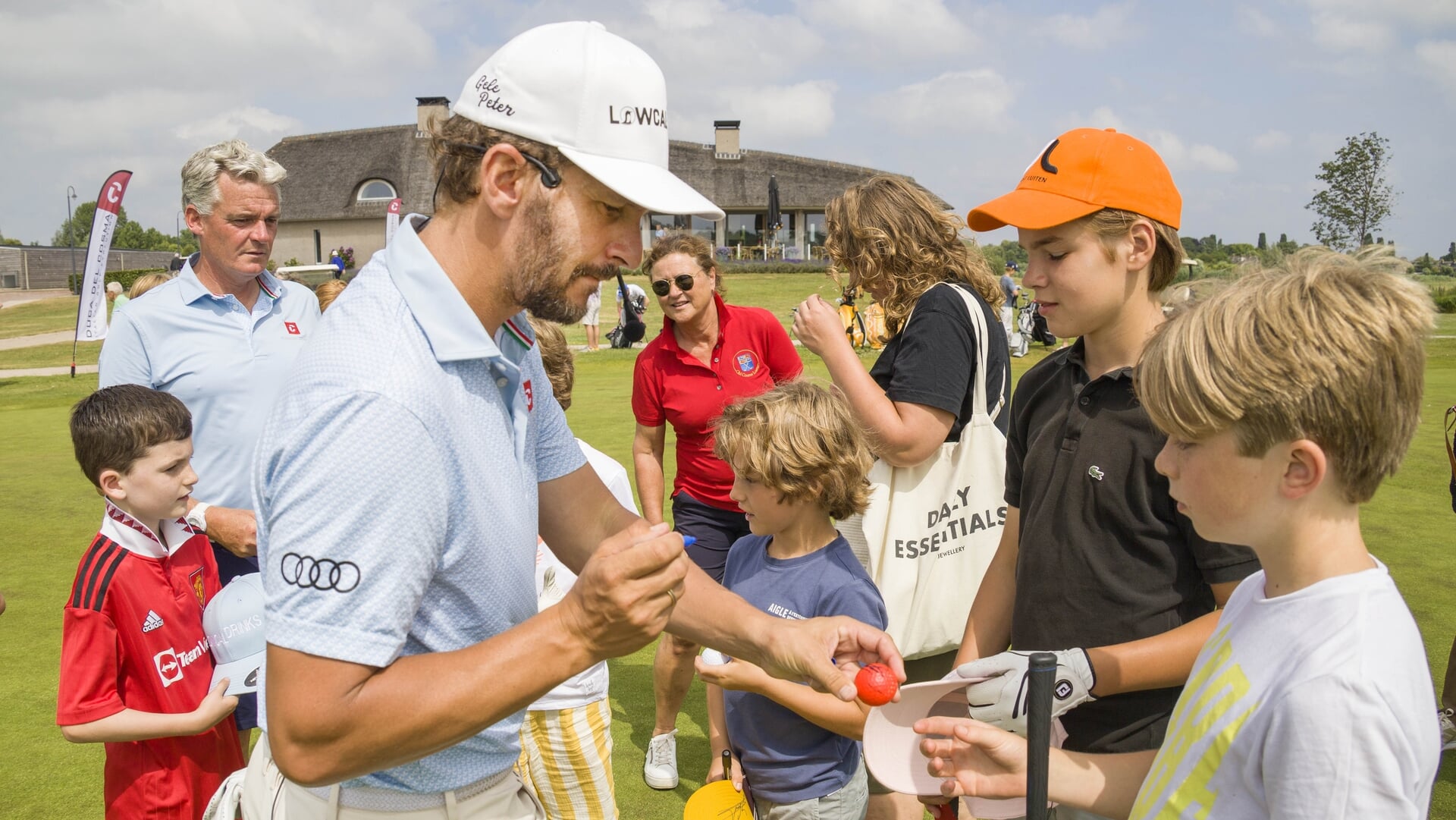 Nederlands meest succesvolle golfer, Joost Luiten met de jeugd op Golfclub Old Course Loenen