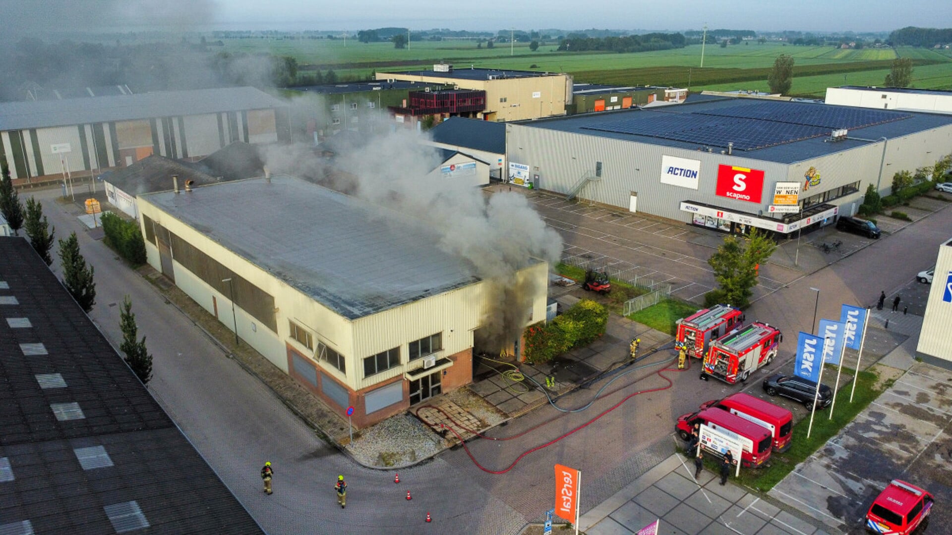 Brandweer Heeft Grote Brand In Loods In Arkel Snel Onder Controle | Al ...