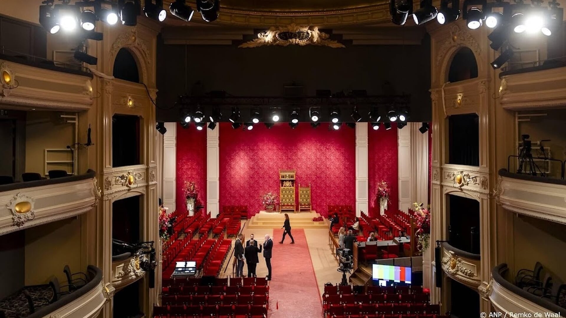 Politici en gasten komen aan bij Schouwburg voor troonrede