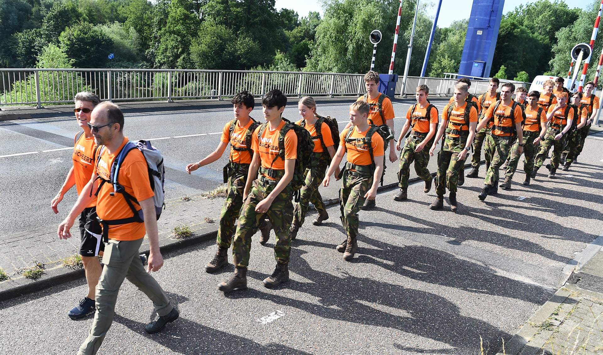 Studenten VeVa-opleiding marcheren door Doetinchem voor het goede doel ...