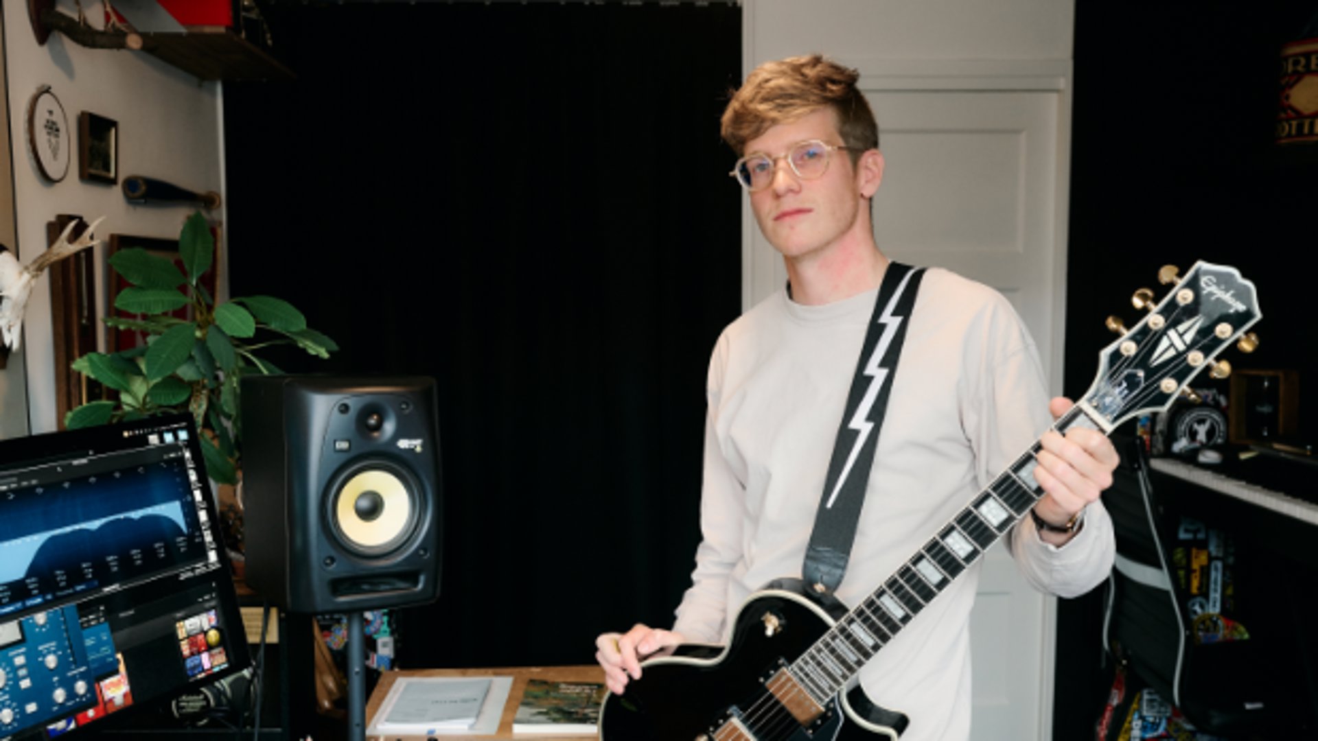 Levi goot Johannes de Heer in een punkrockversie. ‘In de provocatie zit de start van een gesprek’