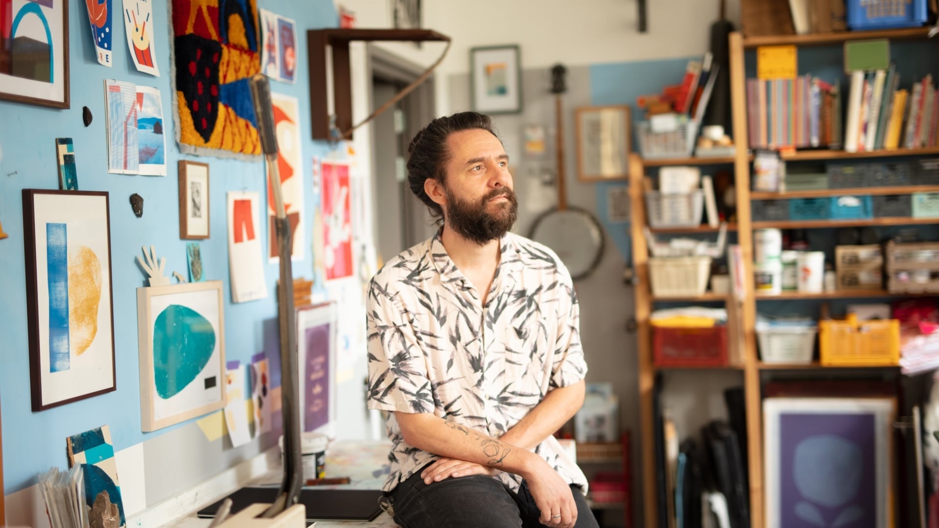 Met Spinvis op de speakers en inkt aan zijn handen vecht Michael van Kekem zich door het donker