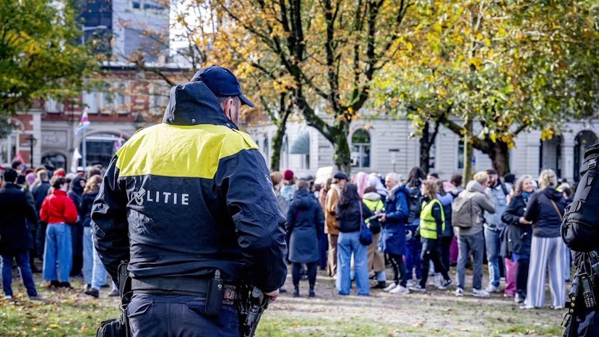 Politie fouilleert groep van 30 demonstranten in Utrecht
