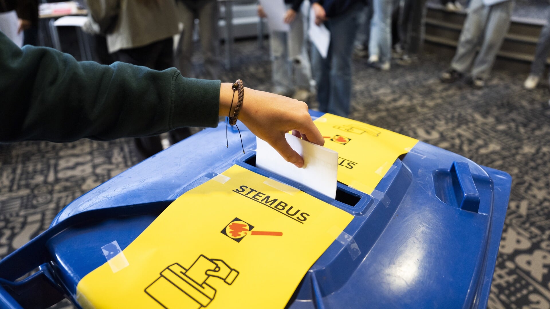 In het Limburgse Panningen stemmen scholieren. ‘Uiteindelijk kwam ik op JA21 uit’