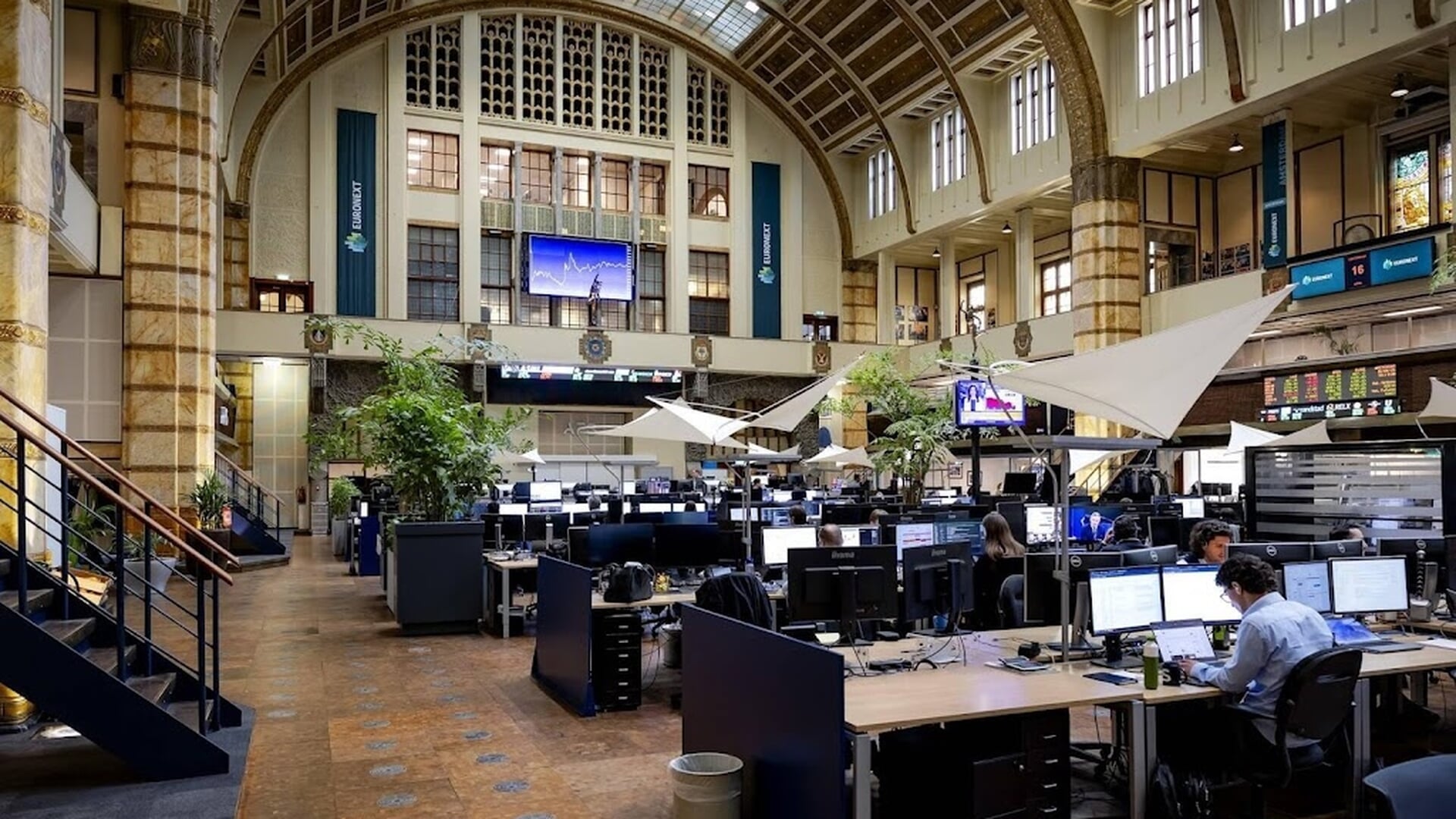 AEX-index licht lager na nieuw record, KPN daalt na resultaten