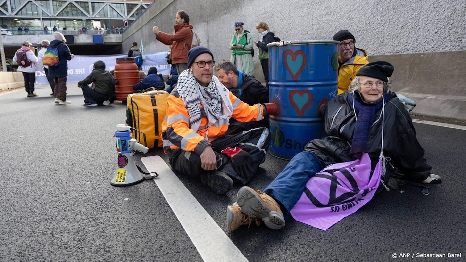 XR-demonstranten blokkeren deel A12 bij Den Haag