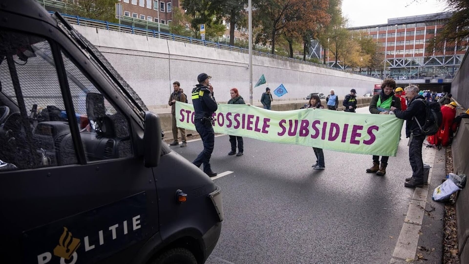 XR-demonstranten worden door politie van A12 gehaald