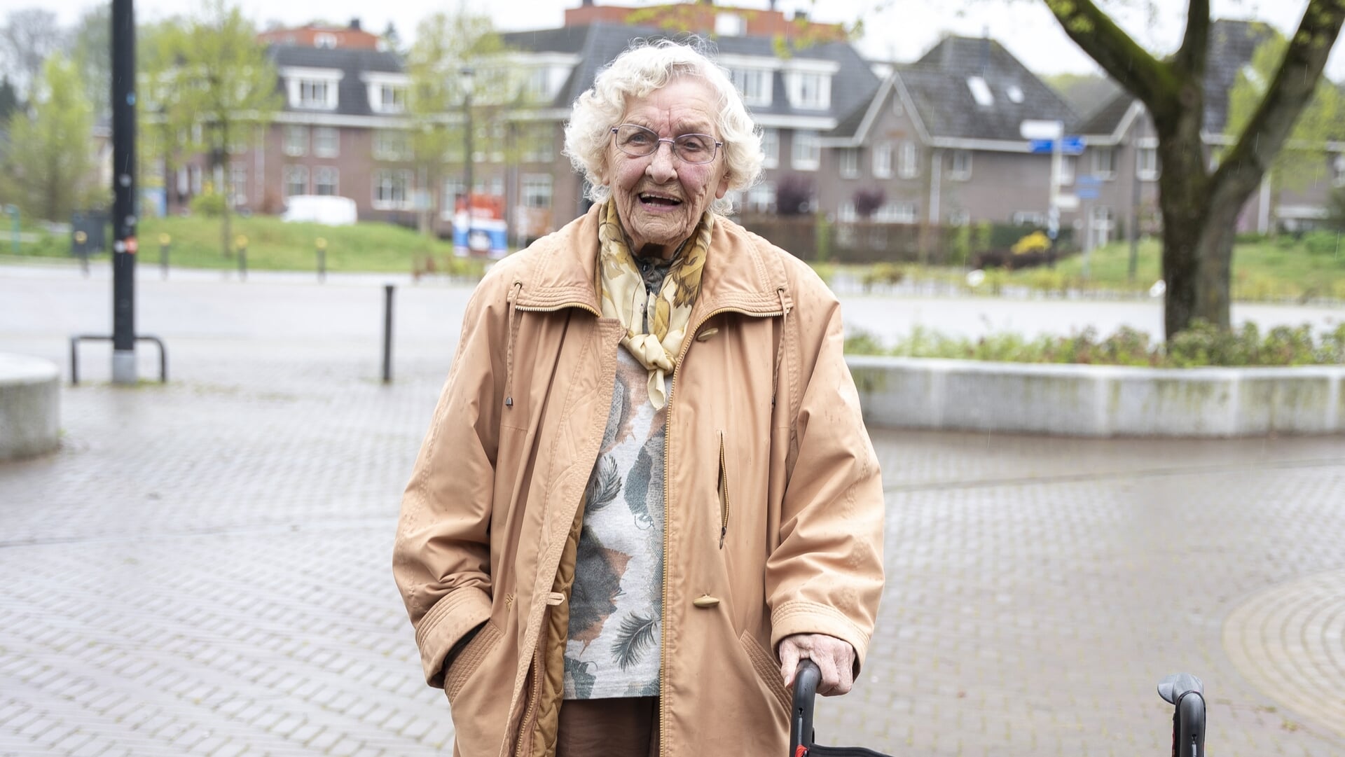 Jenny (94) is zuinig op haar kleding. ‘Zondag droeg ik de jurk van mijn 25-jarig huwelijksjubileum’