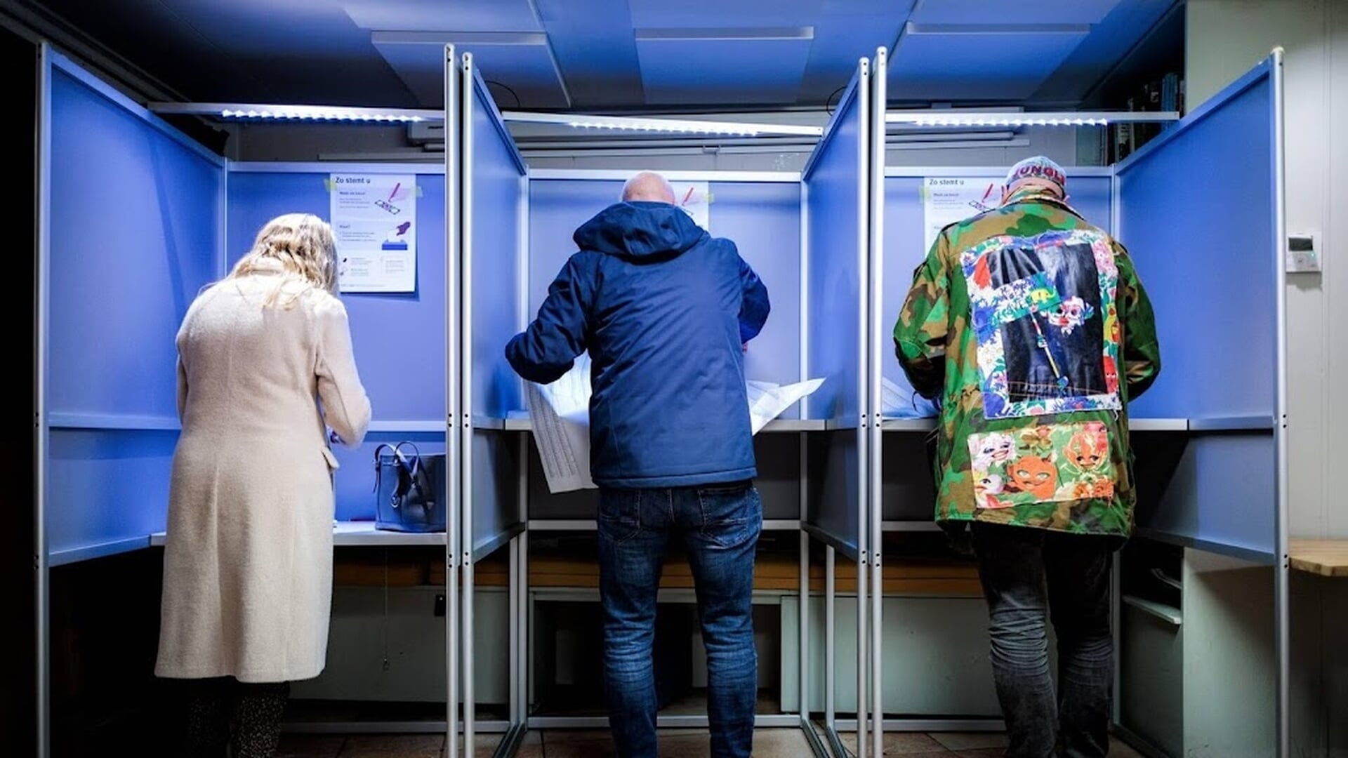 Burgemeester Zwolle achter de bar bij stembus in studentencafé