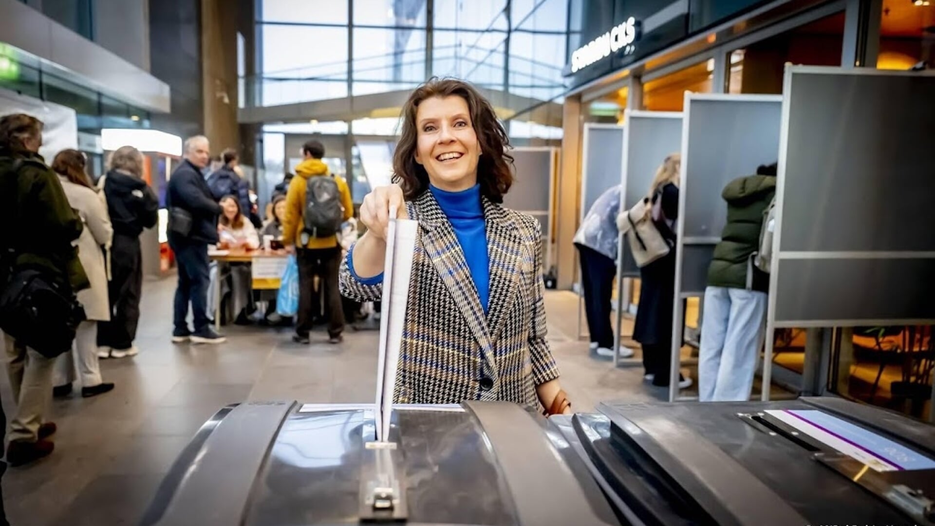 Ouwehand (PvdD) brengt stem uit op Den Haag Centraal