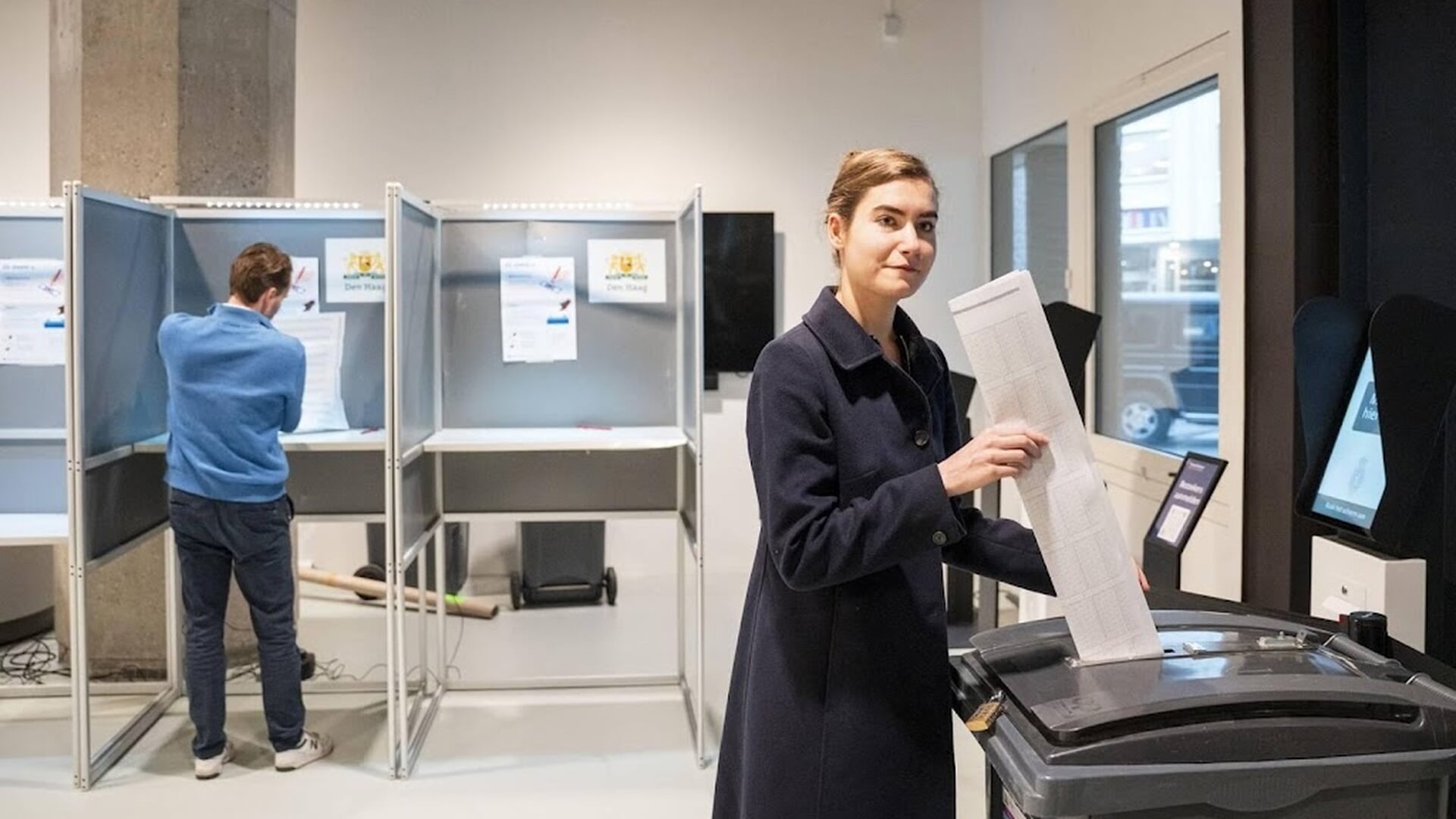 Lidewij de Vos stemt voor Tweede Kamer in parlementsgebouw