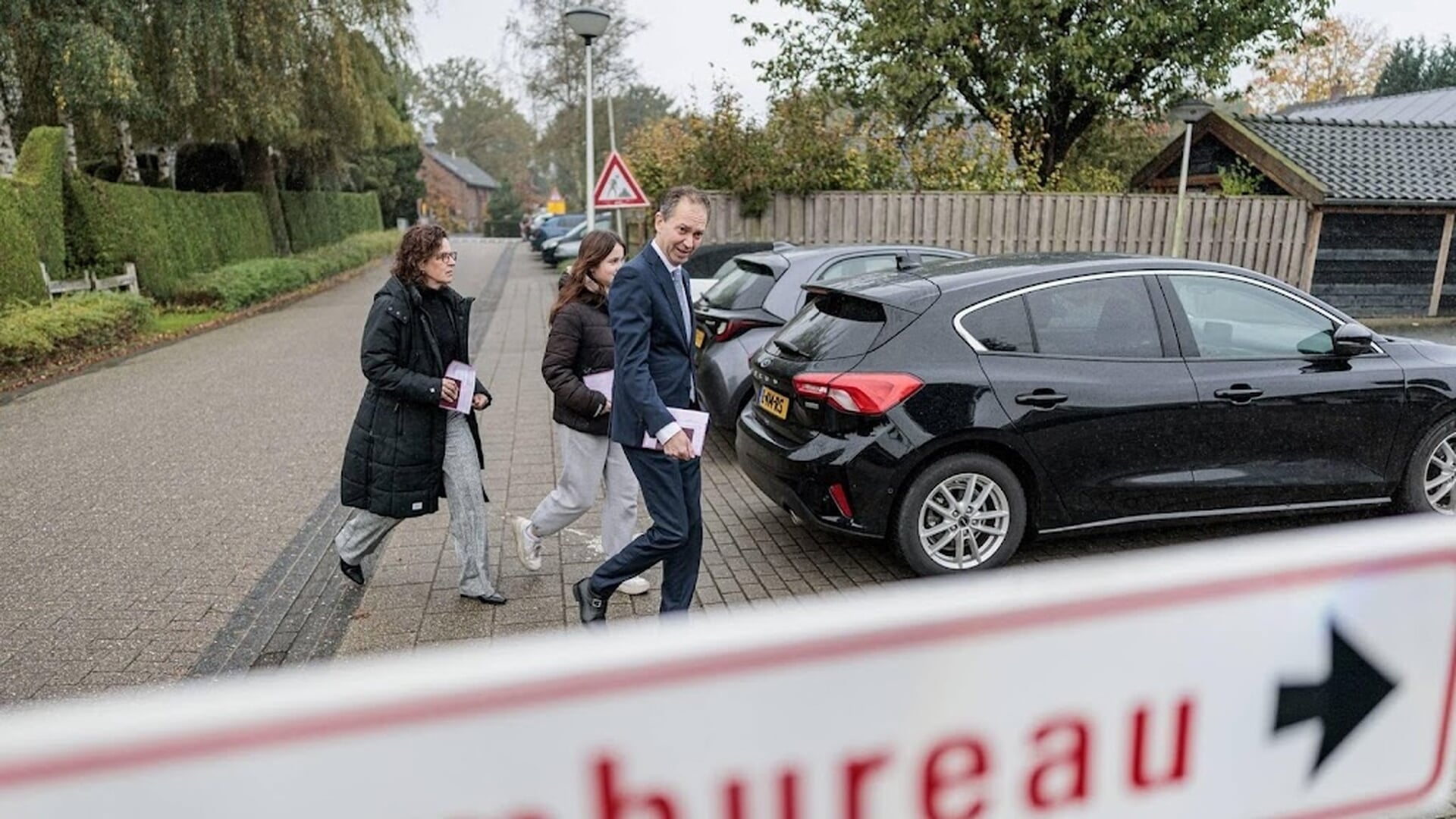 NSC-voorman Eddy van Hijum stemt in zalencentrum Laag Zuthem