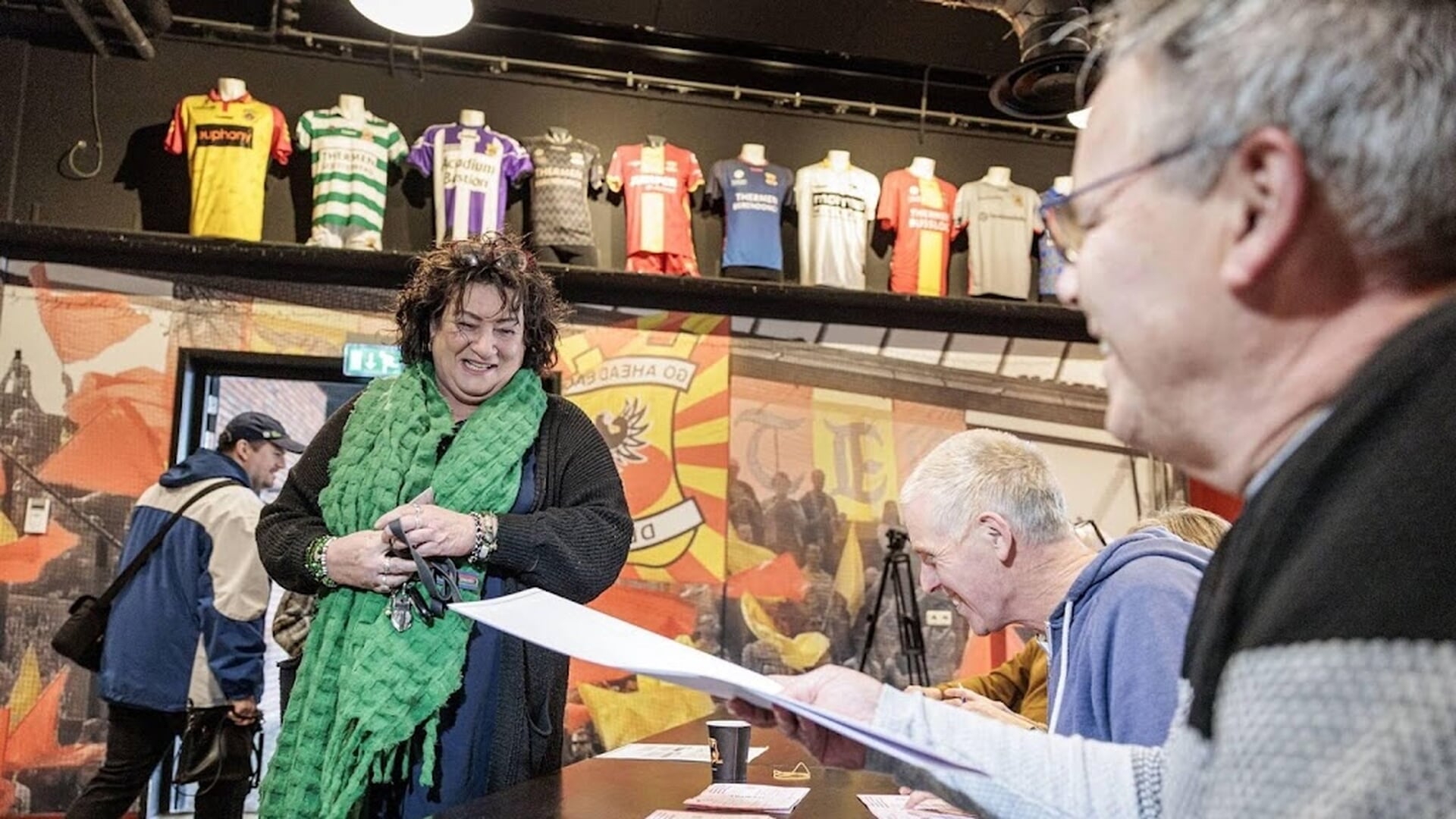 Van der Plas (BBB) brengt stem uit in stadion Go Ahead Eagles