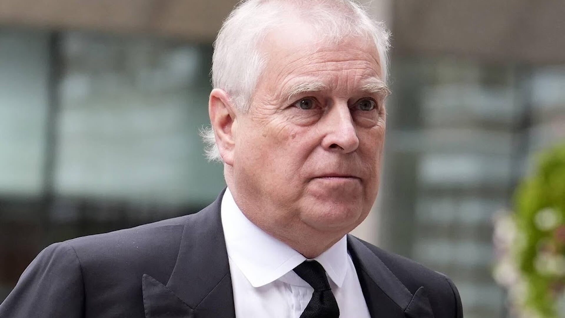 Andrew levert prinsentitel in en moet van Charles zijn huis uit