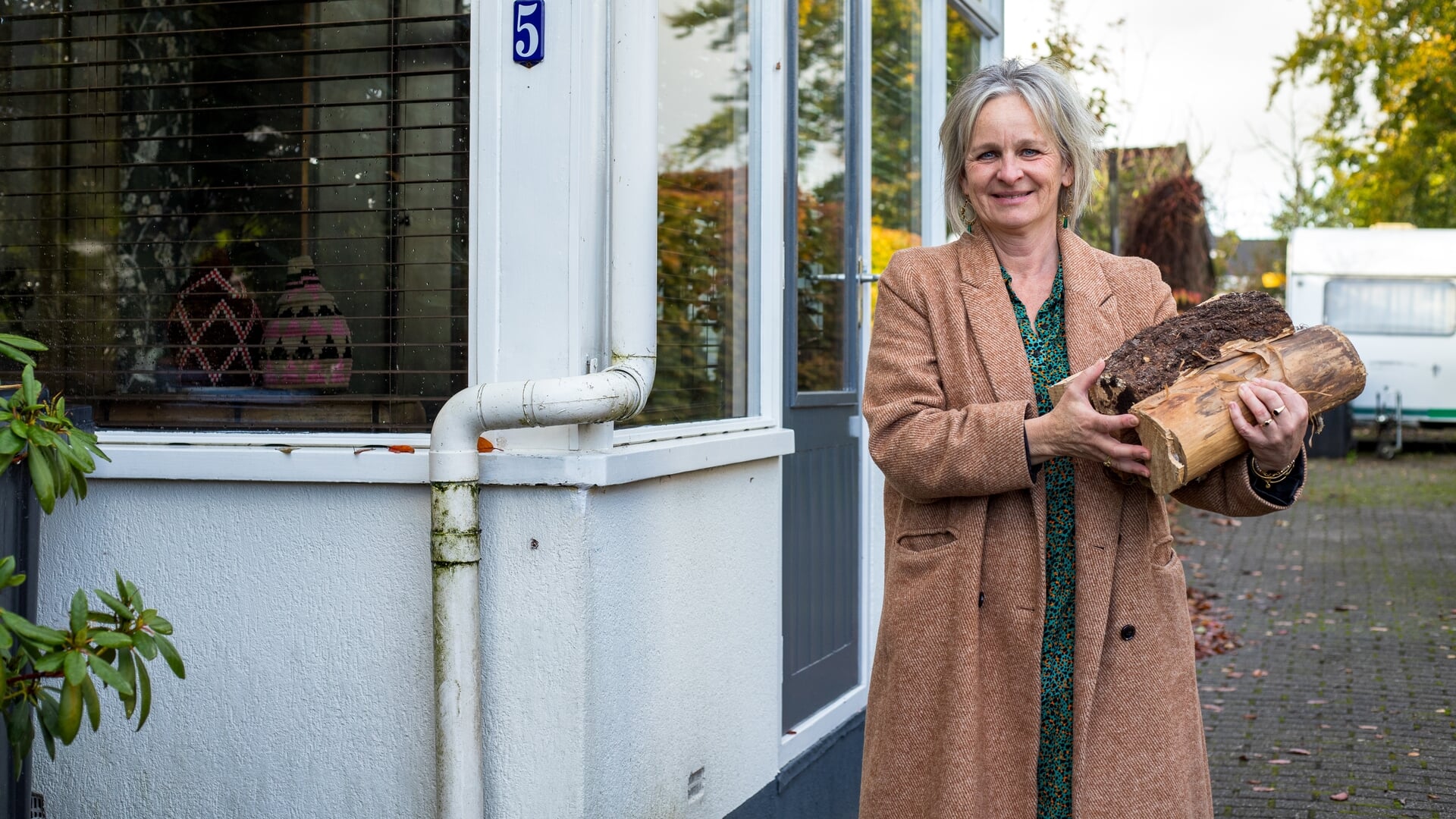 Els bespaart jaarlijks duizenden euro’s door haar huis met hout te verwarmen. ‘Het is nog knusser ook’.