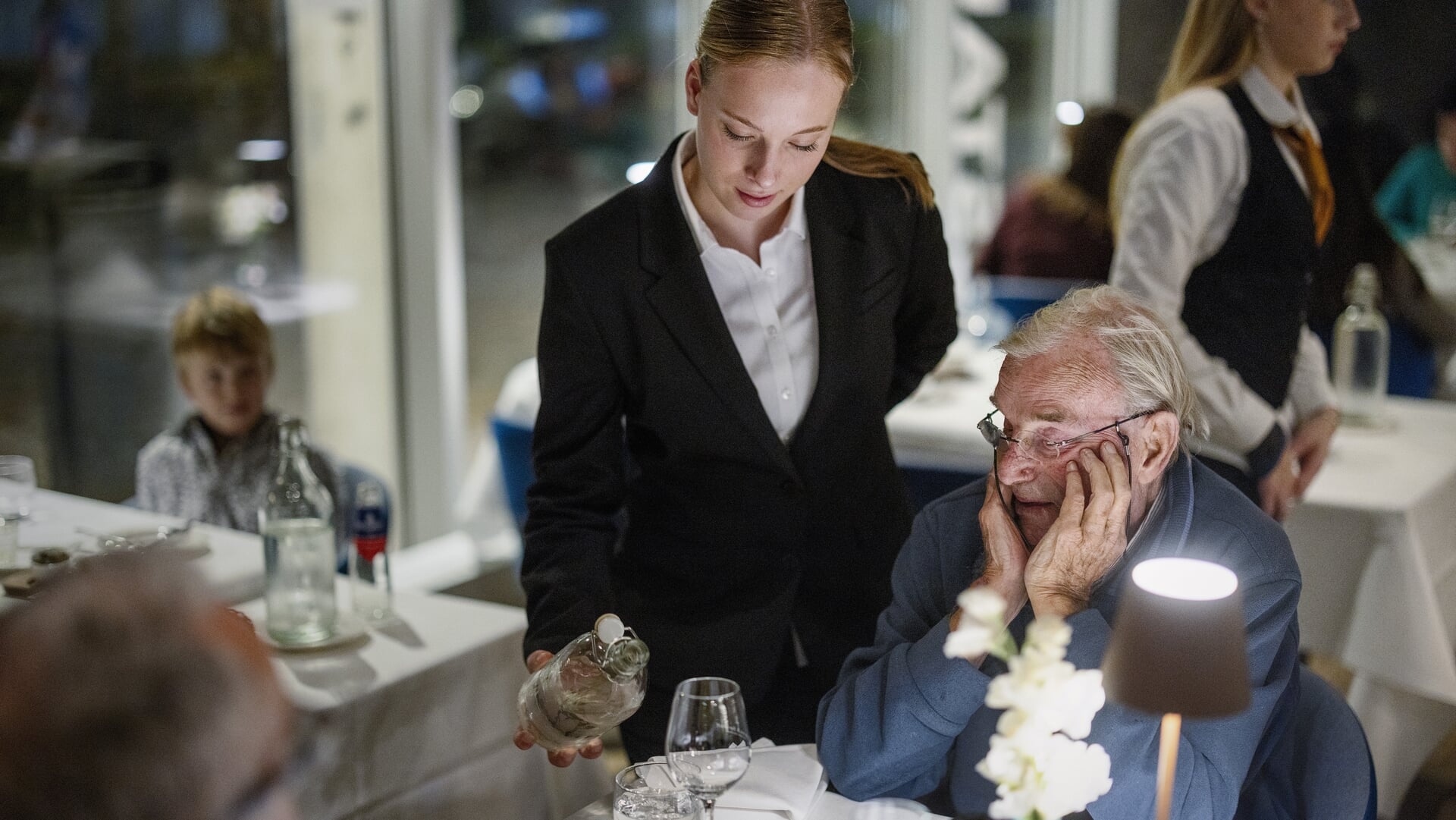 Geen ‘kauwgom, petje, telefoon’ voor deze leerlingen; zij runnen een restaurant. ‘Je ziet ze floreren’